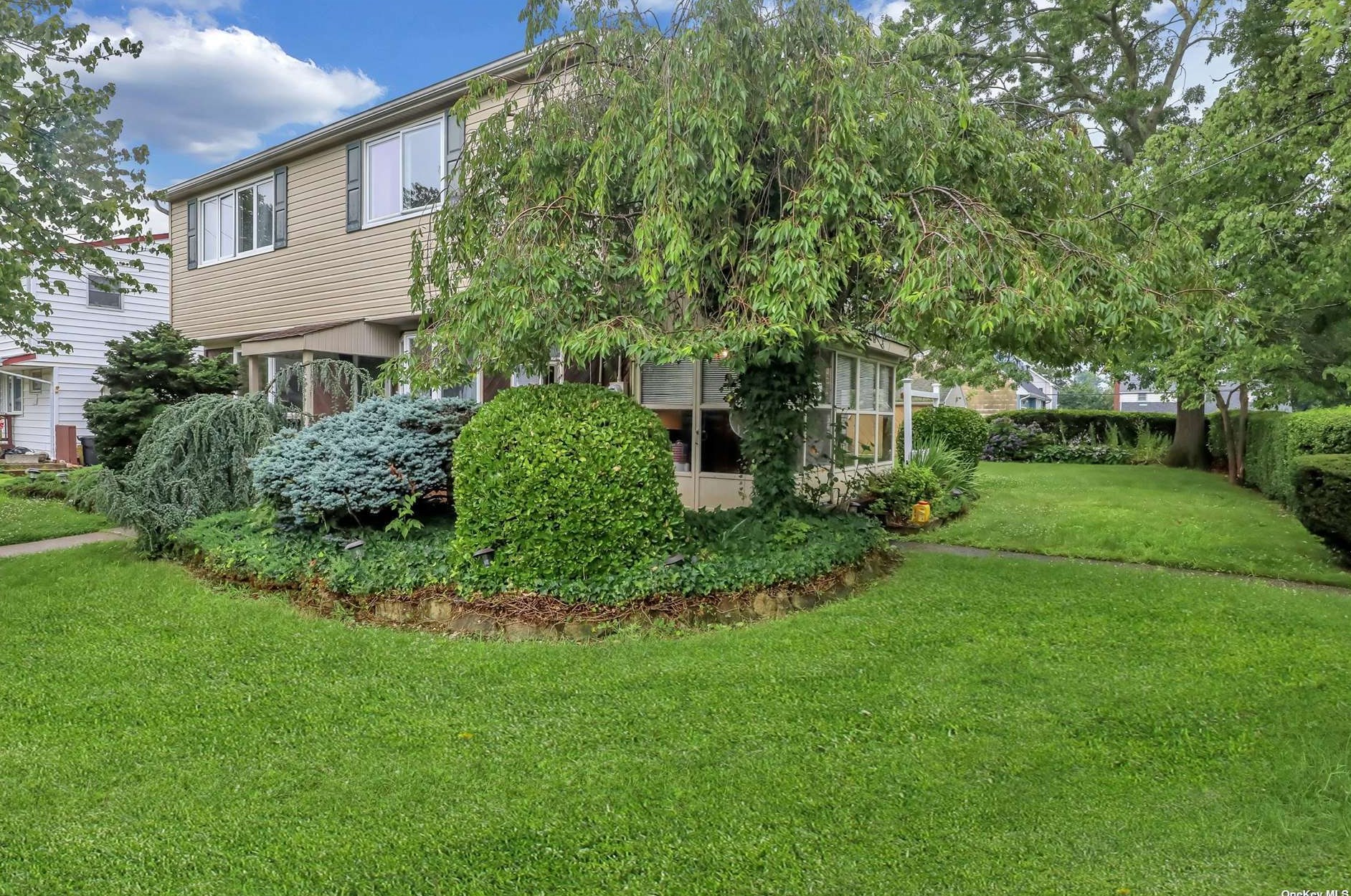 219 Park Ln, East Massapequa, NY 11758