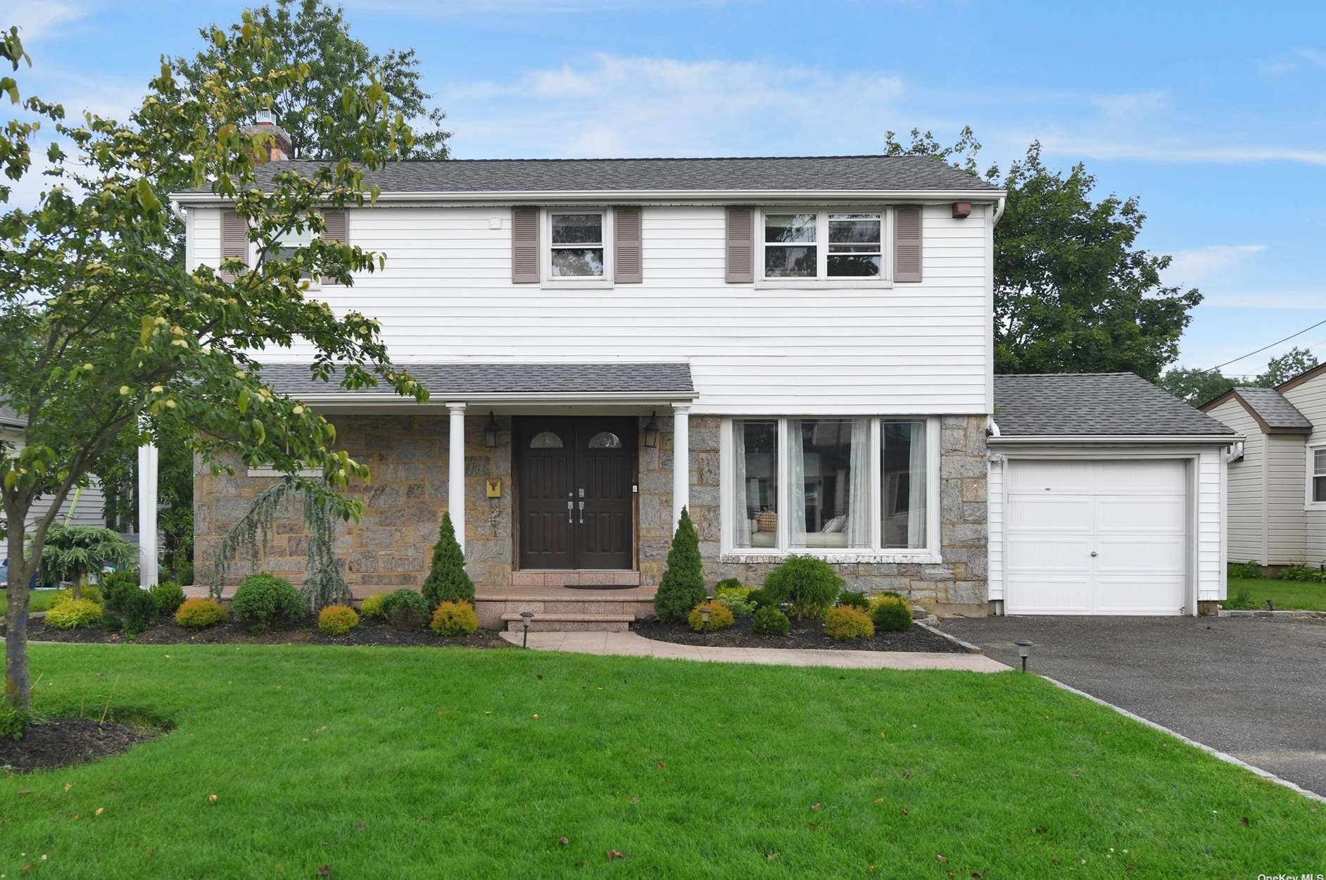 3 Lawrence St, New Hyde Park, NY 11040