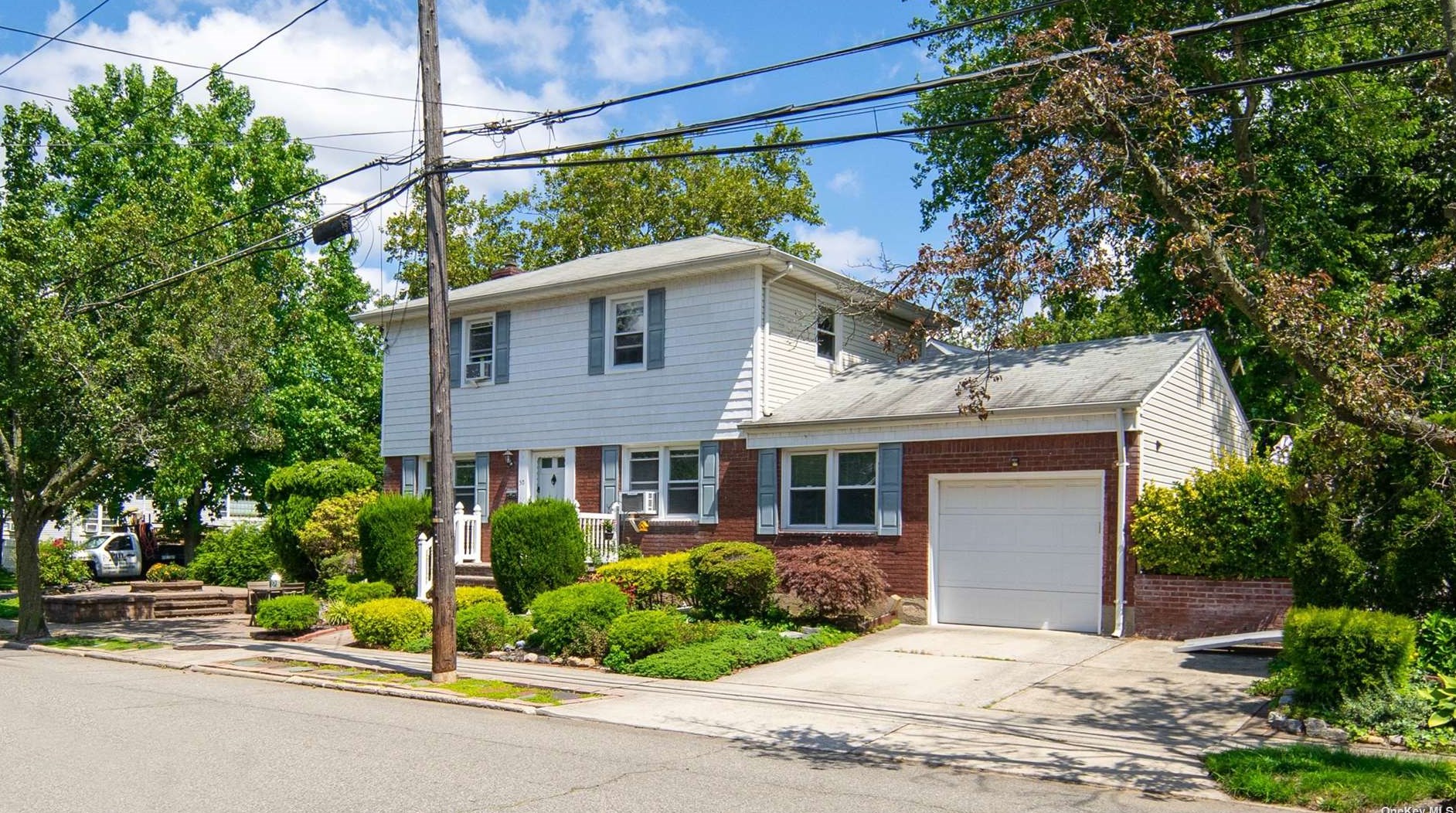50 Linden St, Malverne, NY 11565-1326