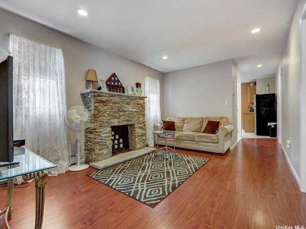 135 Radcliffe Rd, Barnum Island, NY 11558