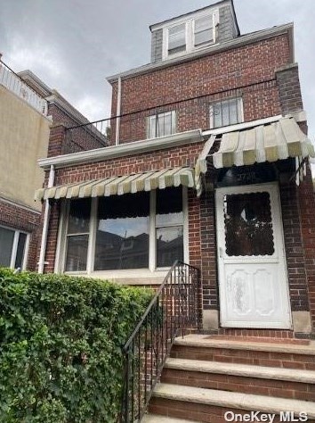 37-38 77th St, Flushing, NY 11372-1206