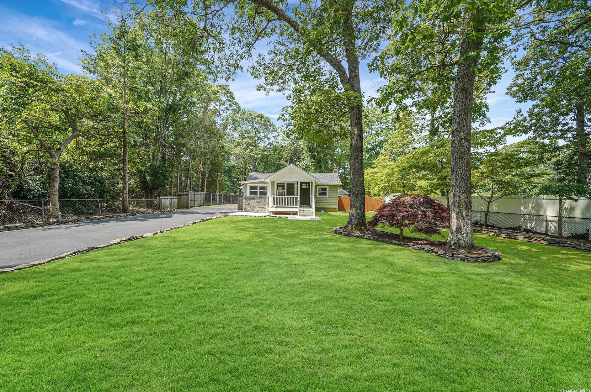 92 Swezey Ln, Middle Island, NY 11953-1538