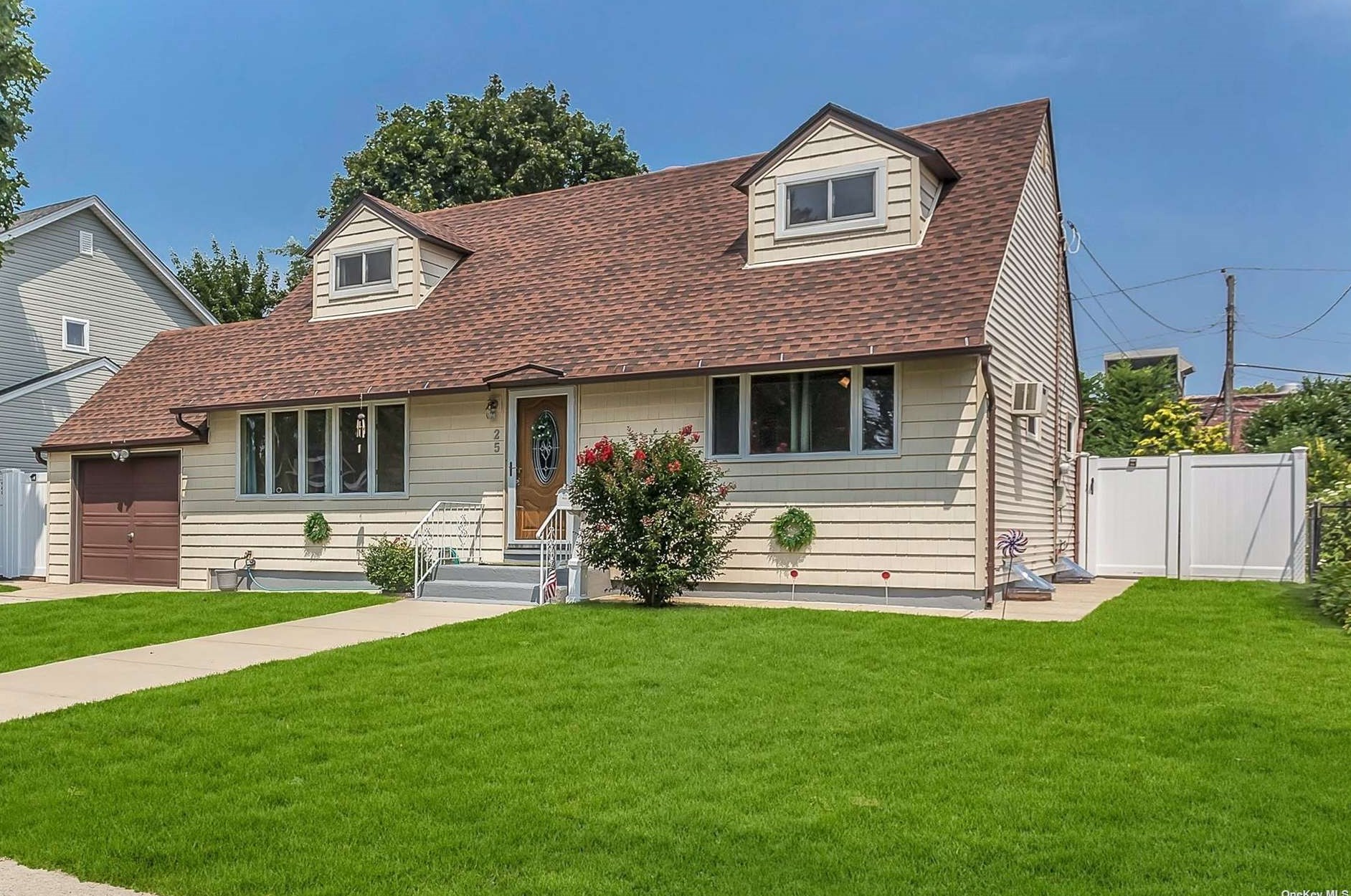 25 Adelphi Rd, Hicksville, NY 11801-3413