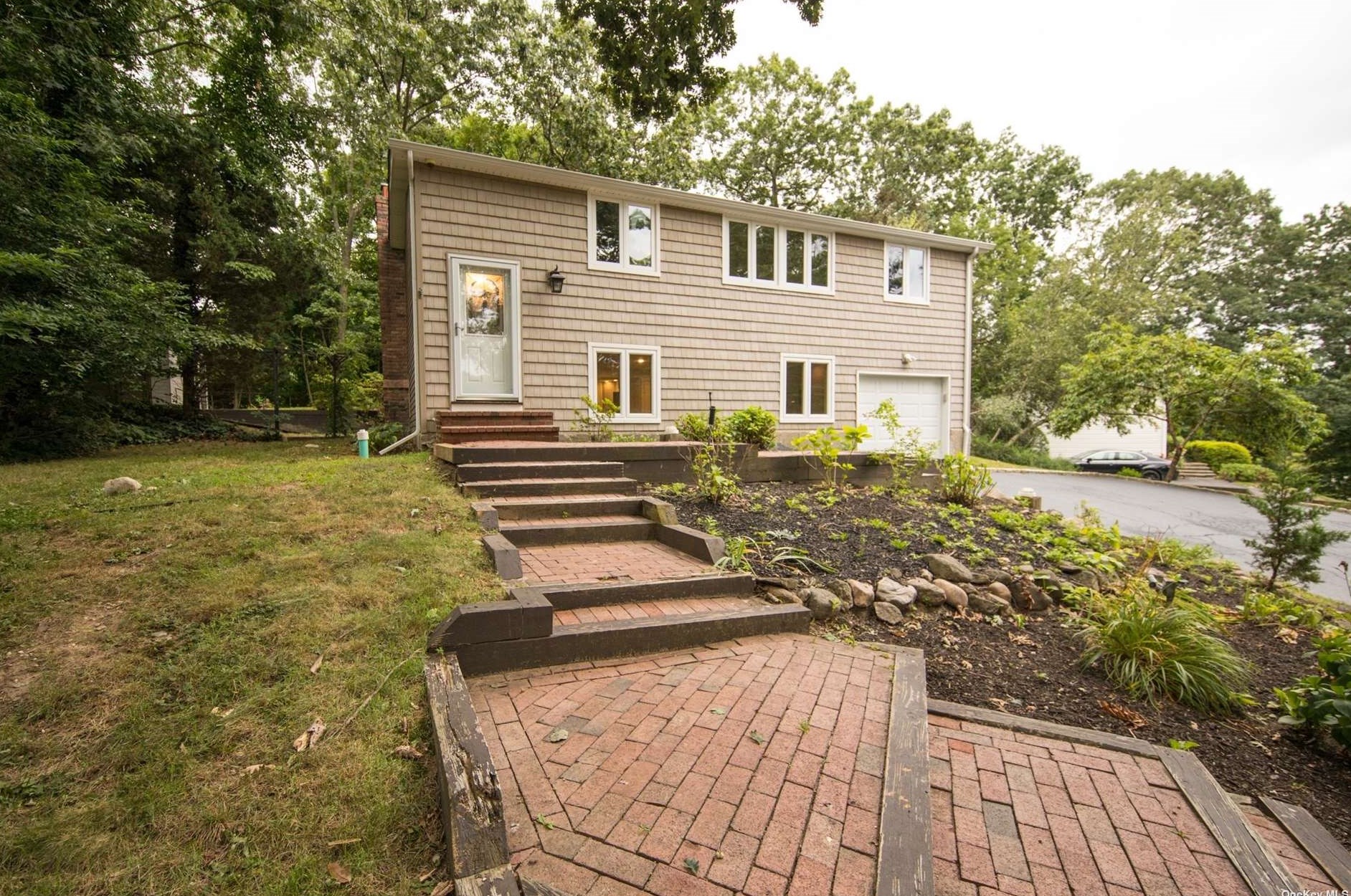 30 Bunny Ln, Strongs Neck, NY 11733
