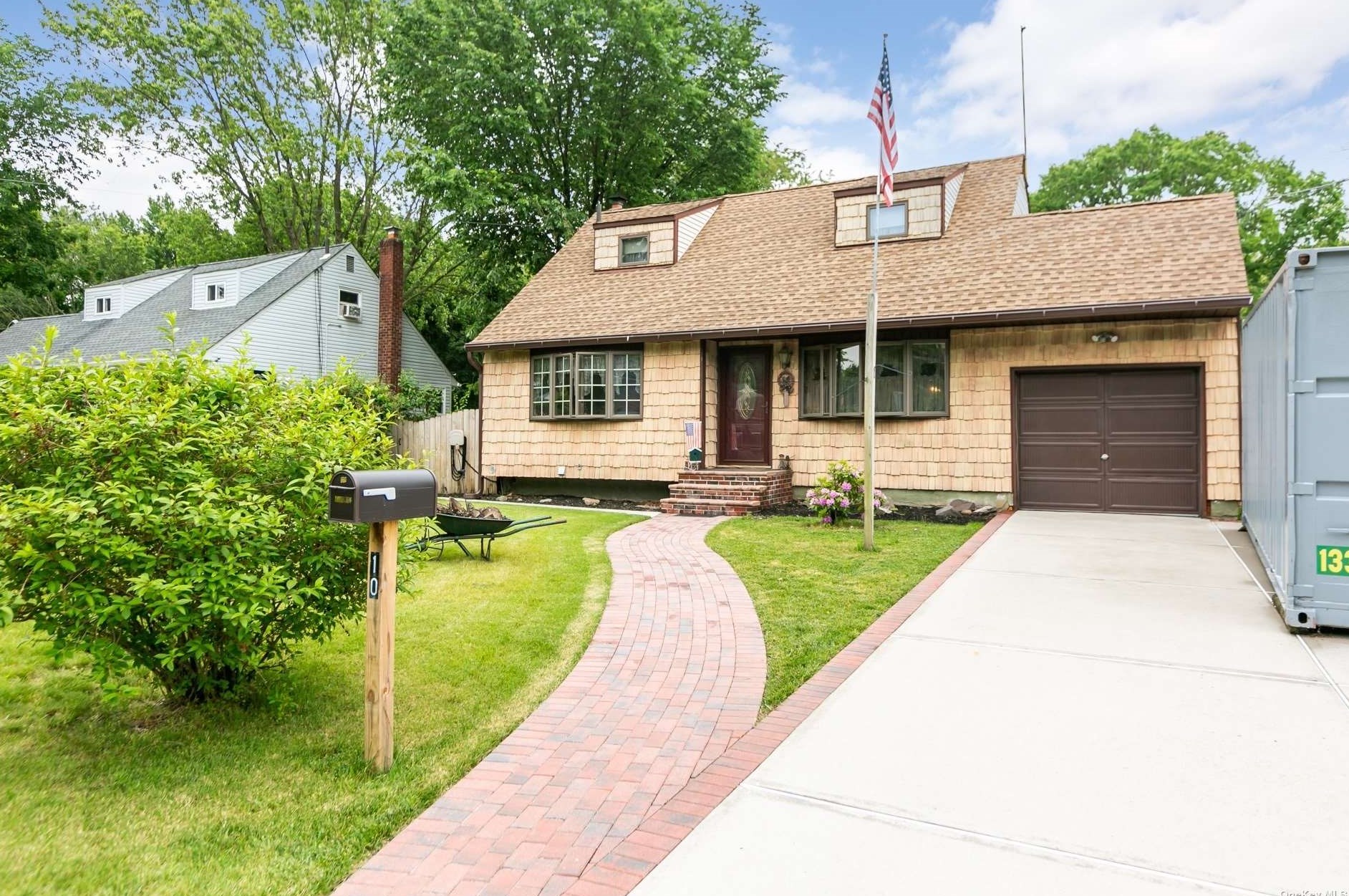10 Gray St, Pine Air, NY 11717-6008