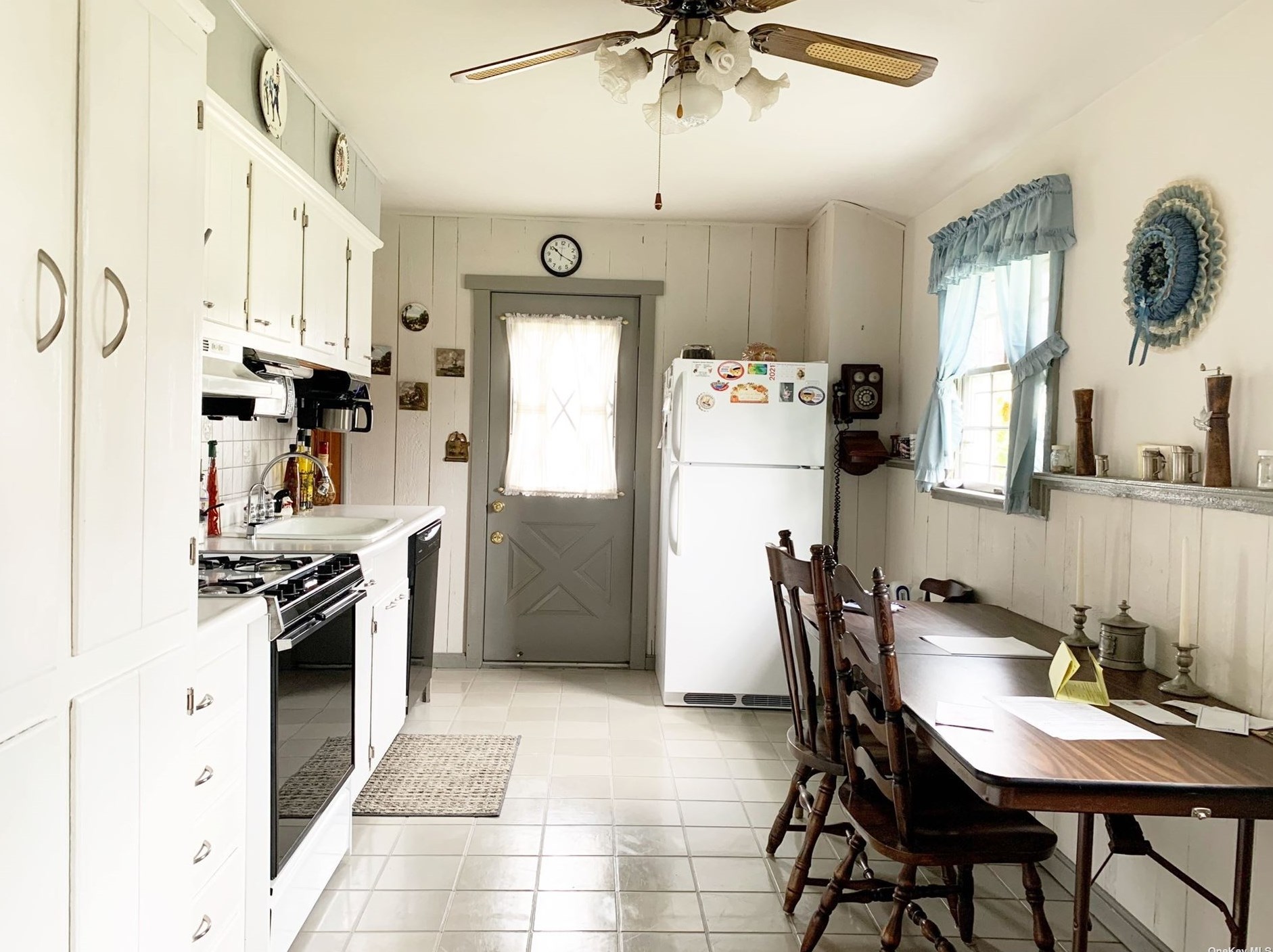 4 Salem Ln, Selden NY  11784-1211 exterior