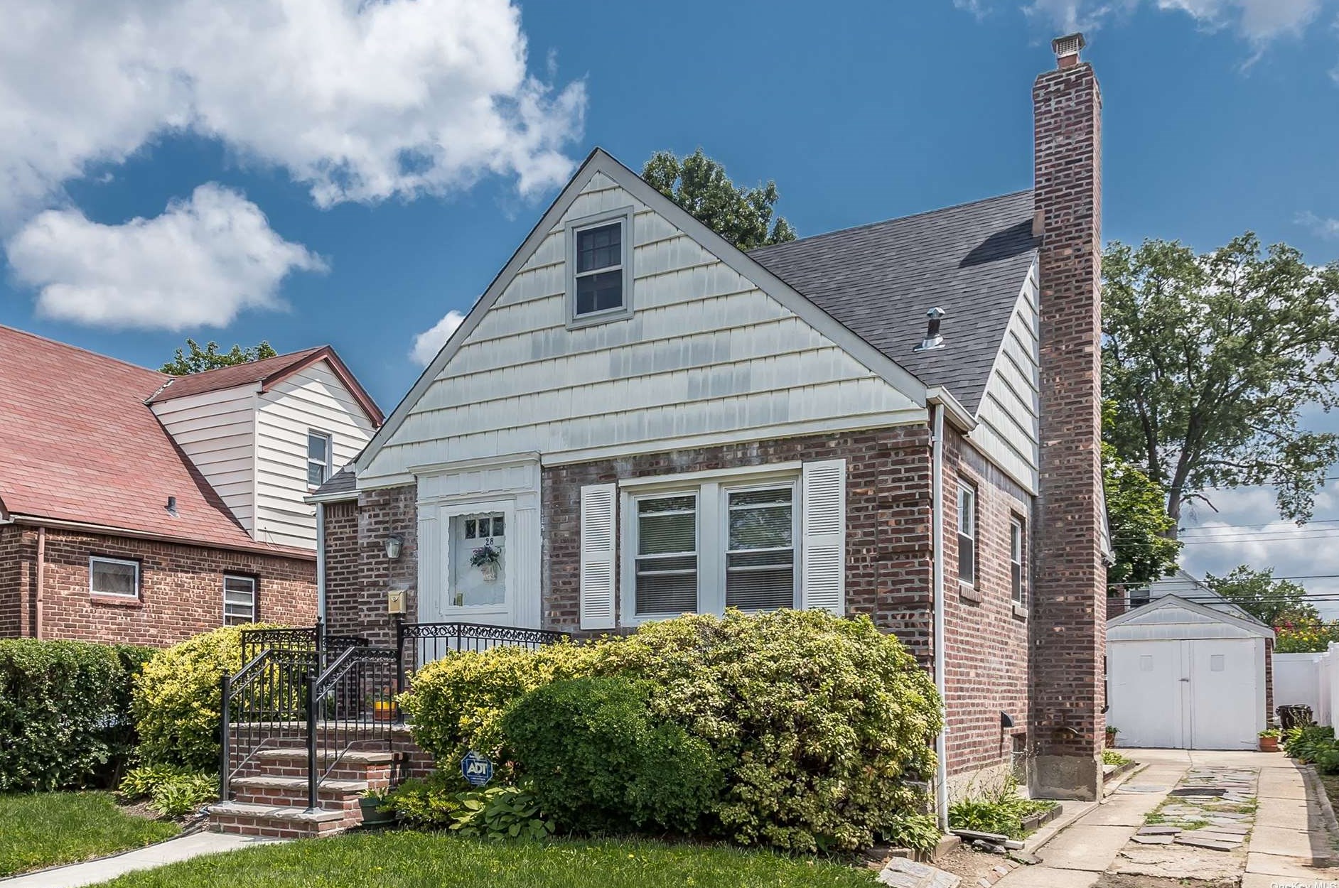 28 Huntley Rd, Floral Park, NY 11003