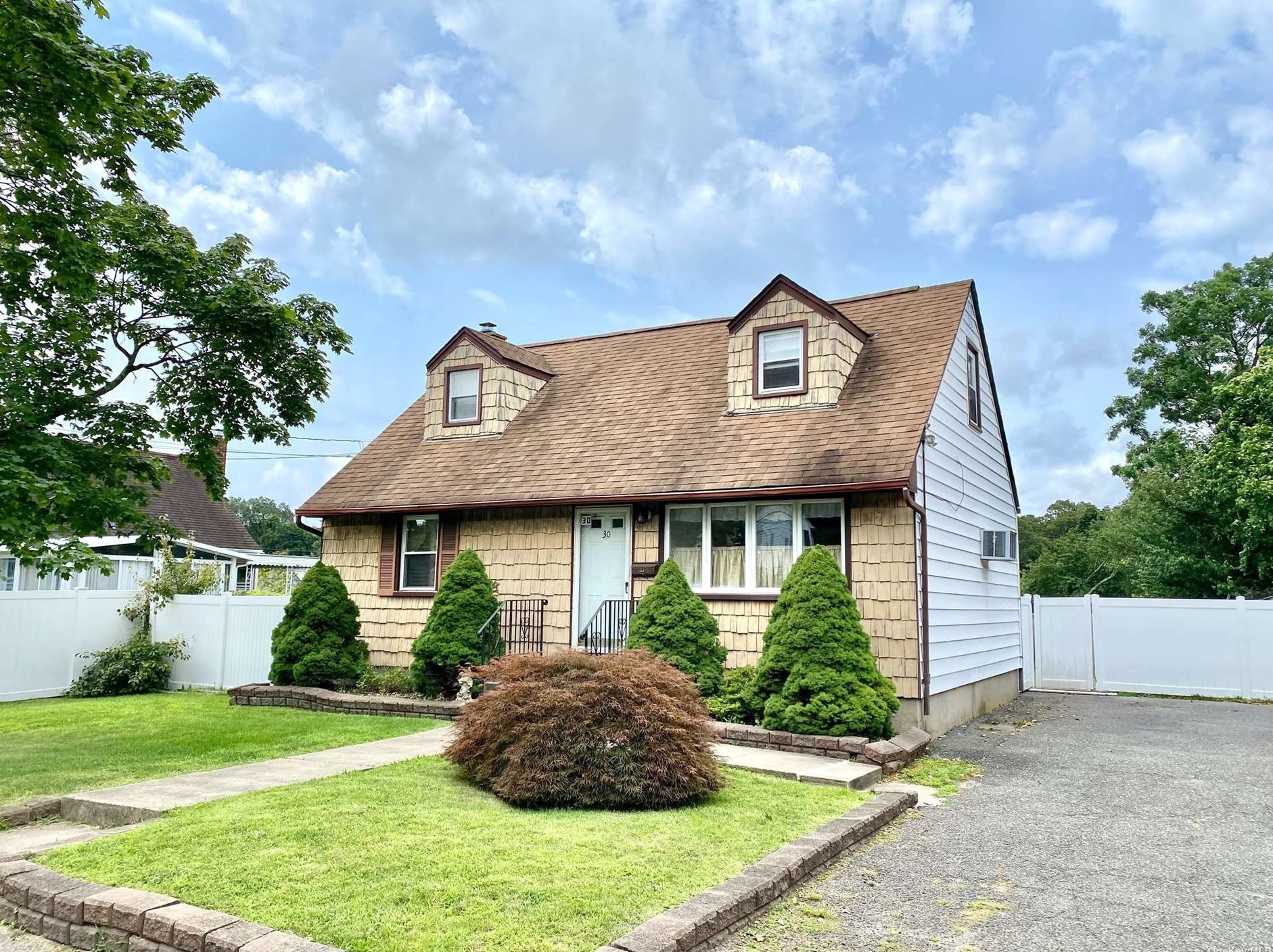 30 Foster Rd, Hauppauge, NY 11779-4311