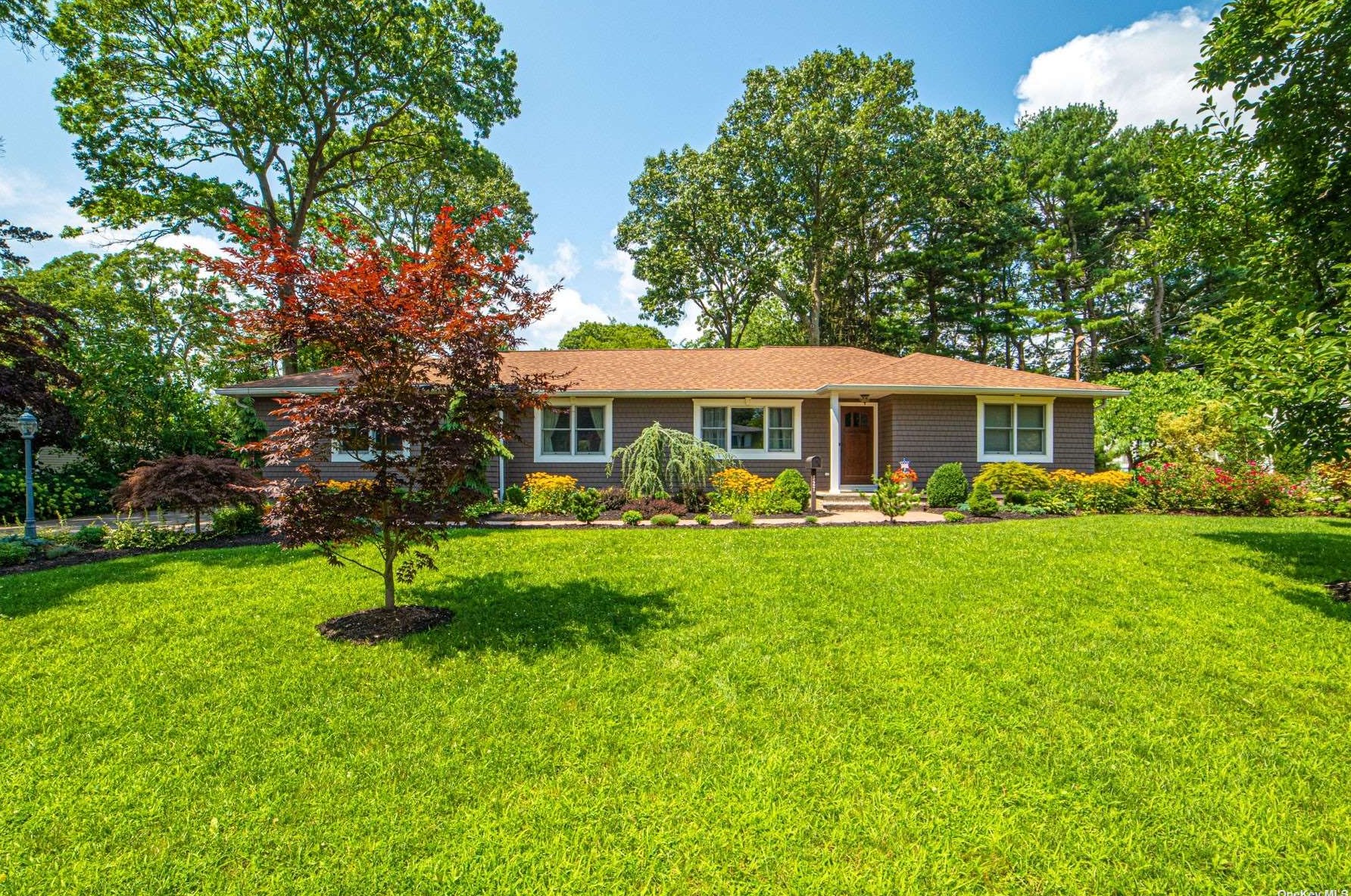 527 Peters Blvd, Brightwaters, NY 11718
