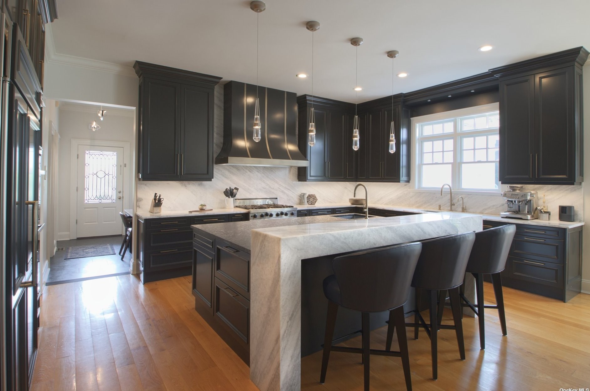 86 5th St, Garden City NY  11530-4410 exterior