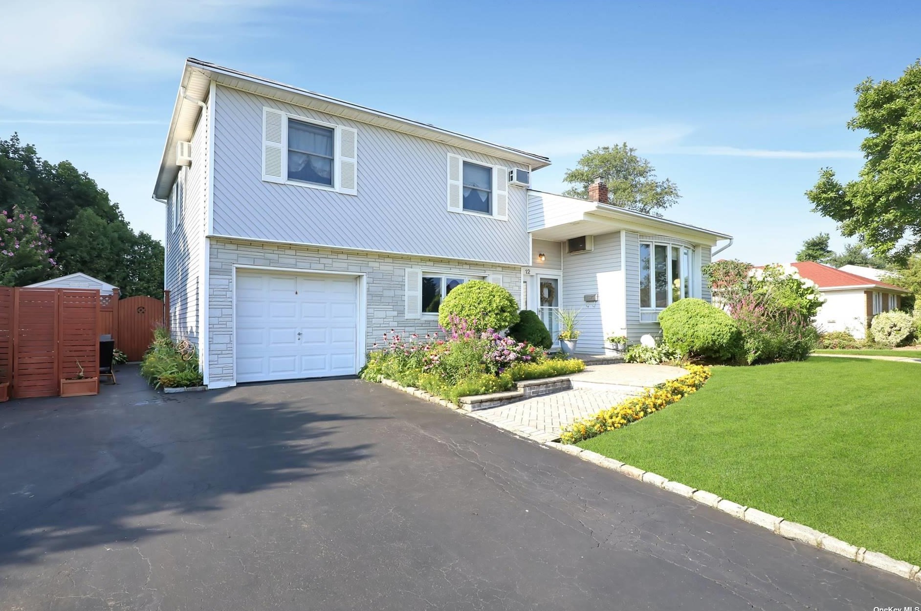 12 Locust Ln, Syosset, NY 11791-4832