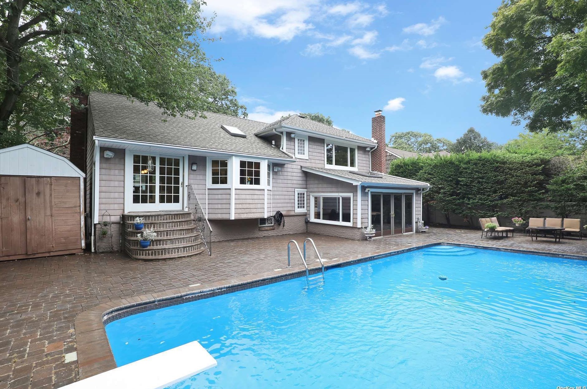 15 Pickett Ct, Malverne NY  11565-1027 exterior