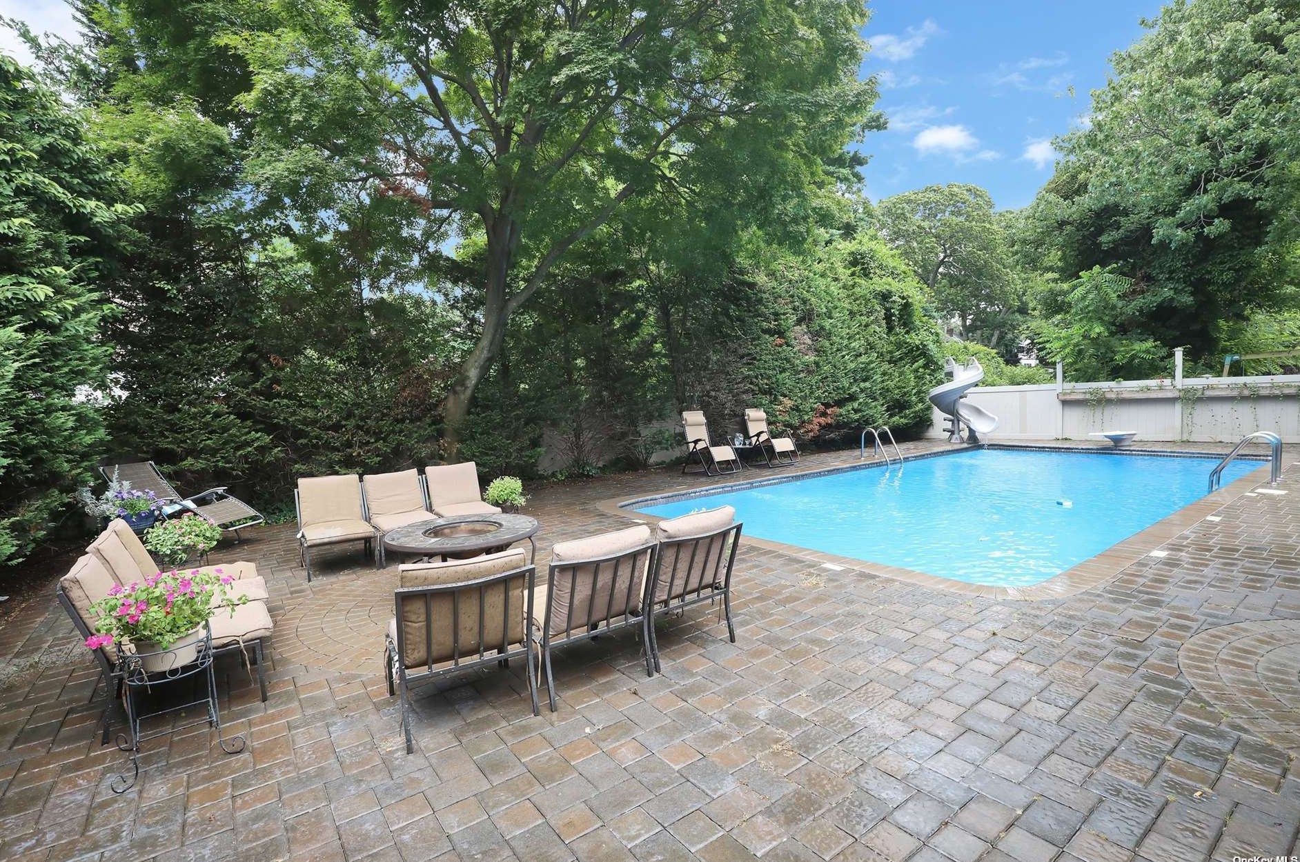 15 Pickett Ct, Malverne NY  11565-1027 exterior