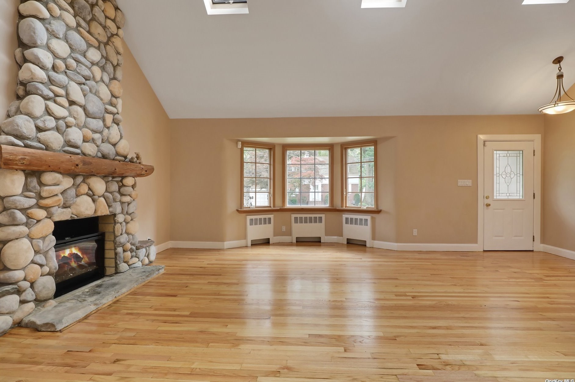 15 Pickett Ct, Malverne NY  11565-1027 exterior