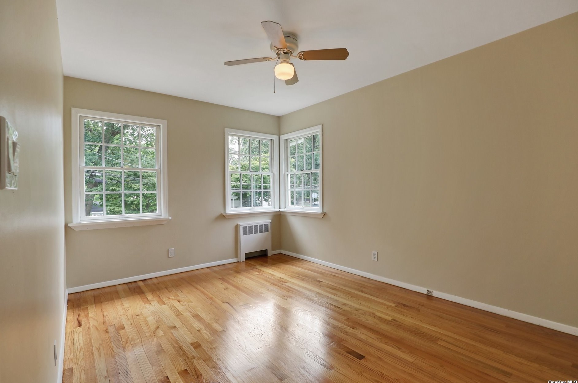 15 Pickett Ct, Malverne NY  11565-1027 exterior