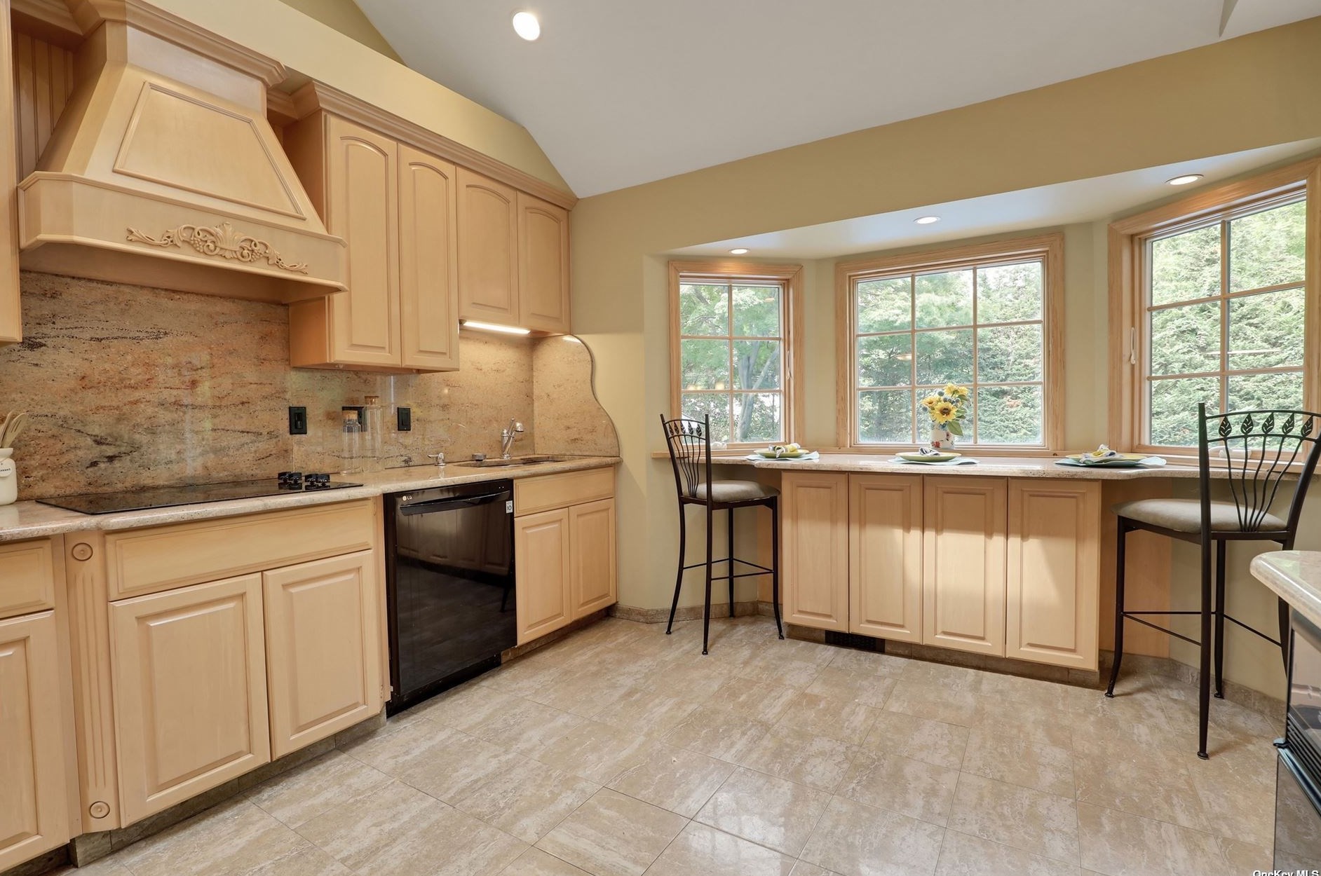 15 Pickett Ct, Malverne NY  11565-1027 exterior
