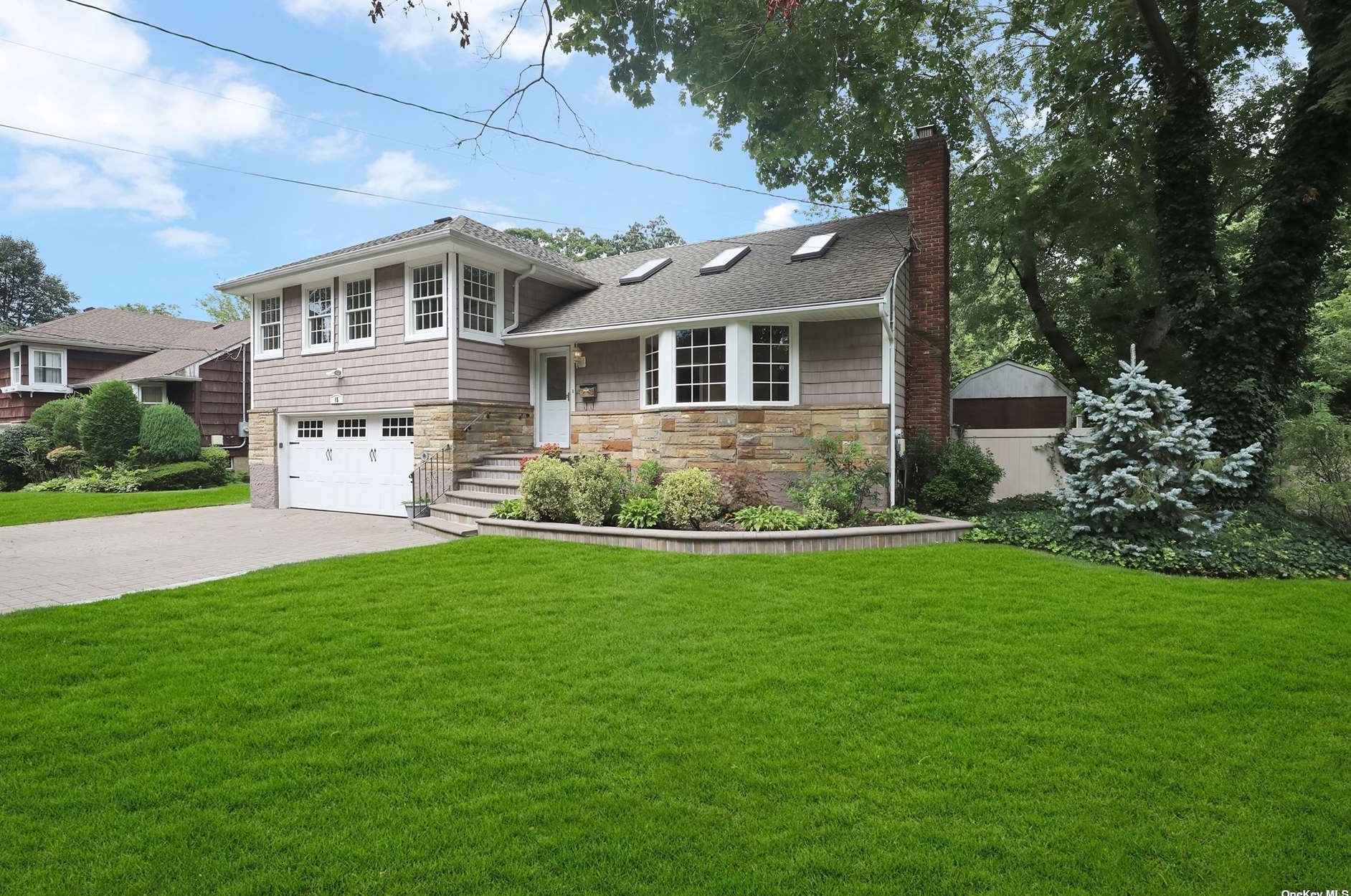 15 Pickett Ct, Malverne, NY 11565-1027