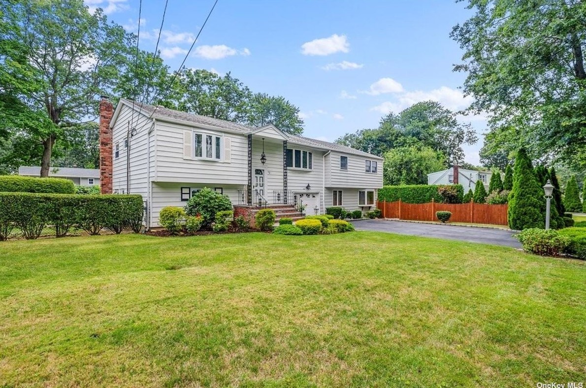 70 Murdock St, Huntington Station, NY 11746