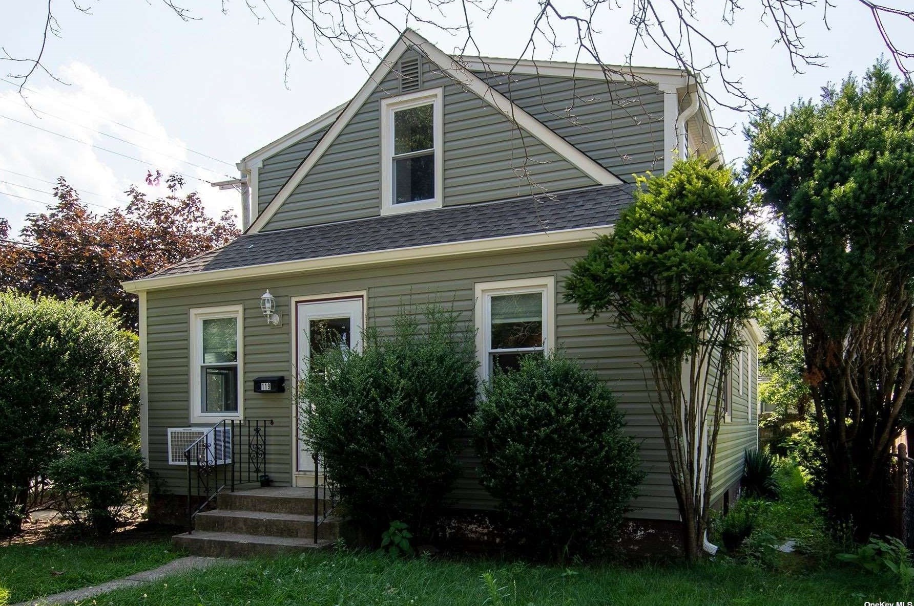 119 Cross St, Floral Park, NY 11003