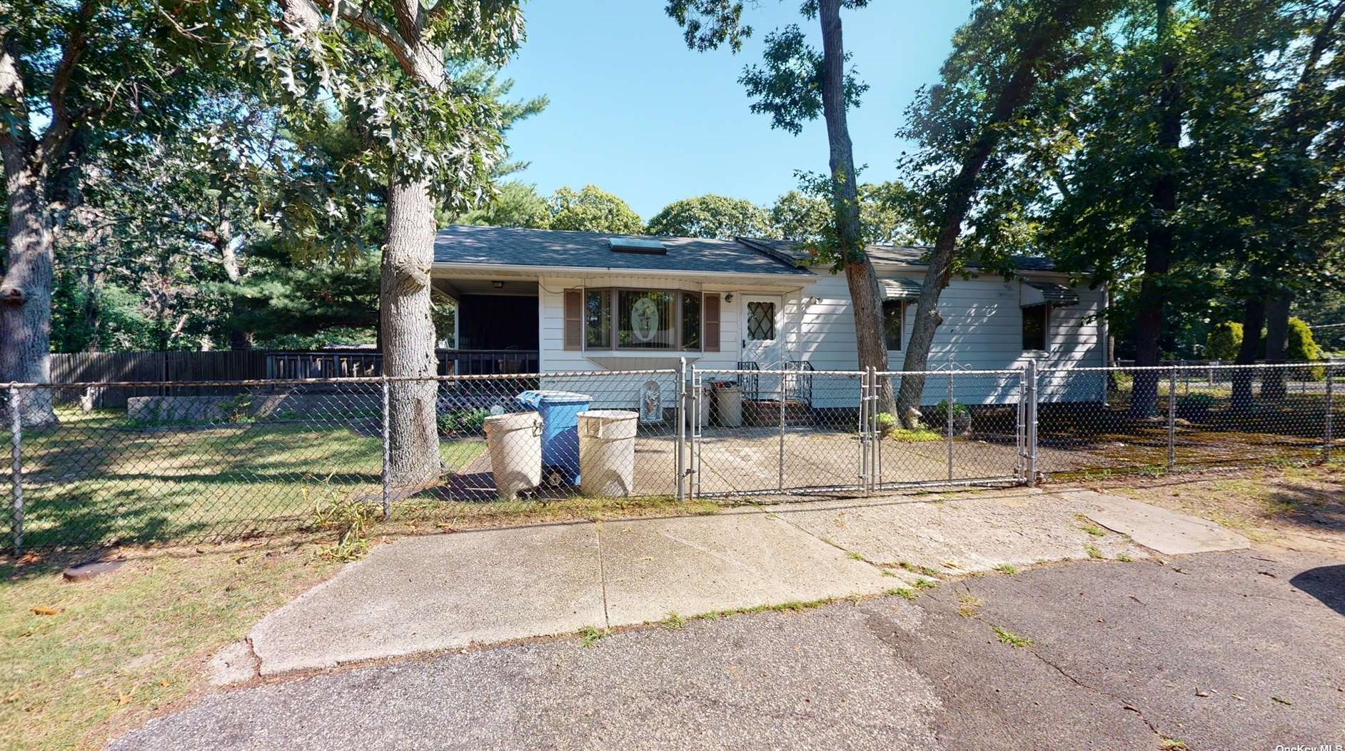 16 Daisy Pl, Selden, NY 11784