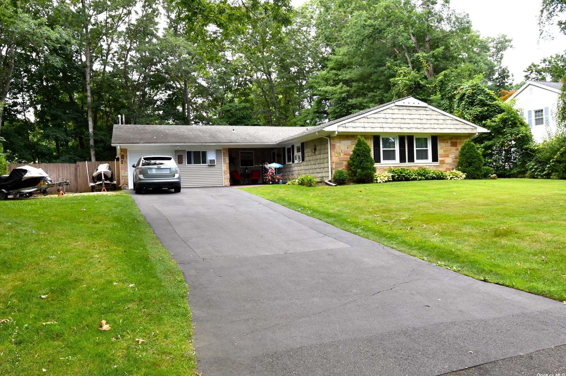 86 Sycamore Cir, Stonybrook, NY 11790-3167