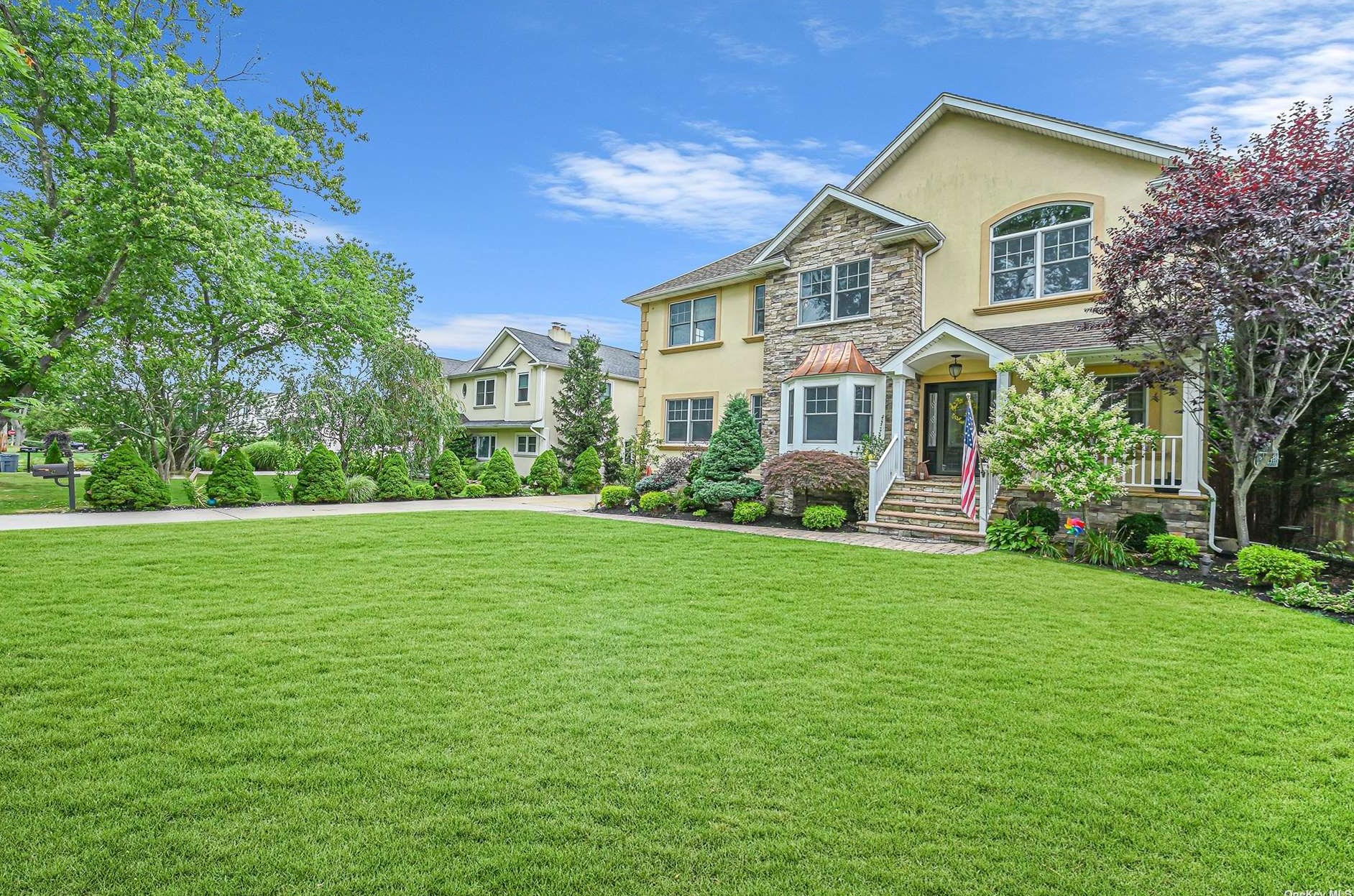 42 Yuma Ln, East Islip, NY 11730-2636