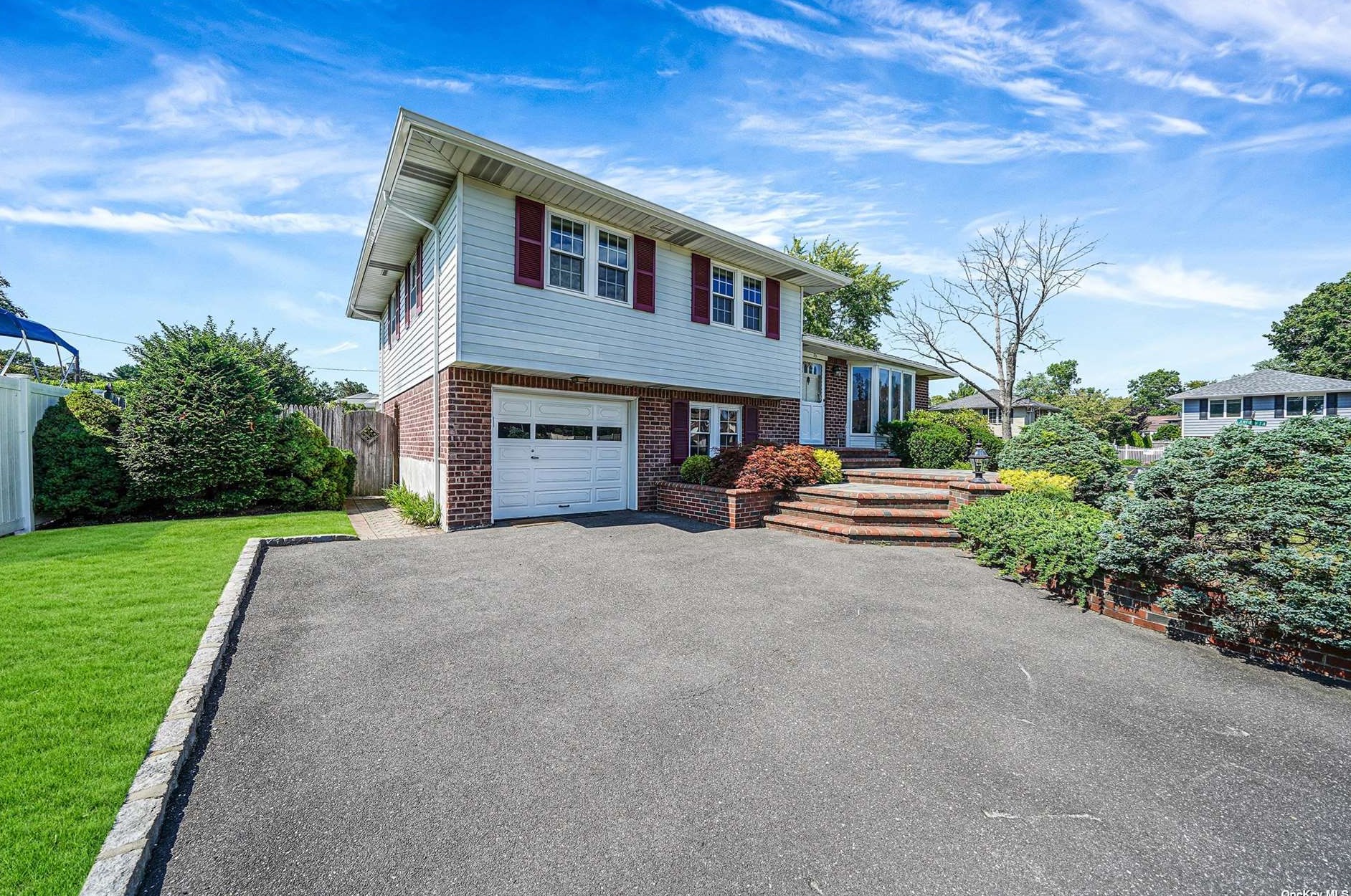 23 Deerfield Ln, Huntington Station, NY 11747