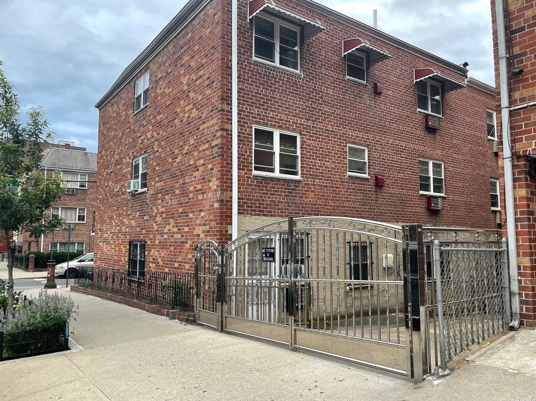 83-69 Vietor Ave, Flushing, NY 11373-3256