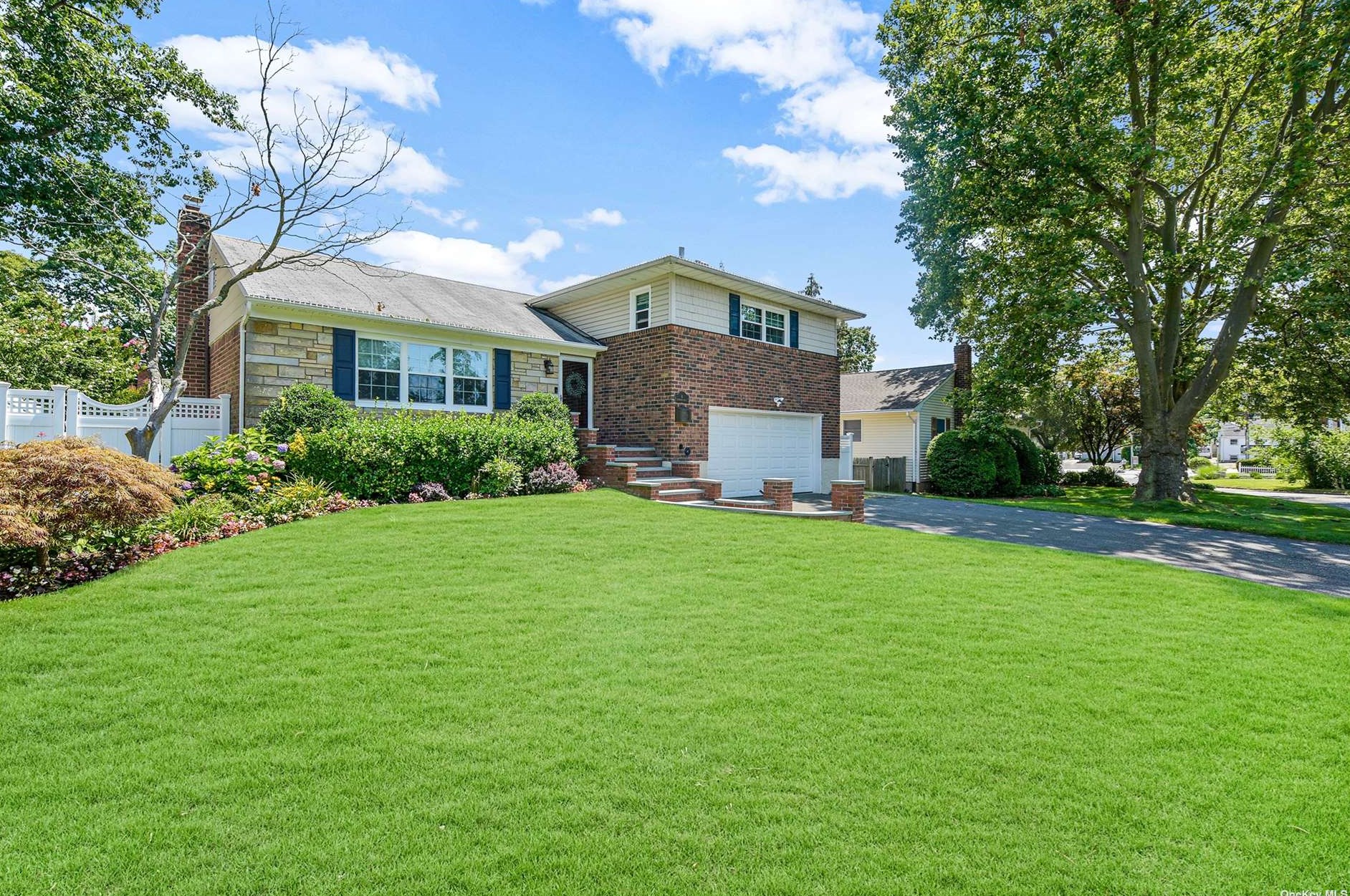 8 Kirkwood Dr, Glen Cove, NY 11542-1612