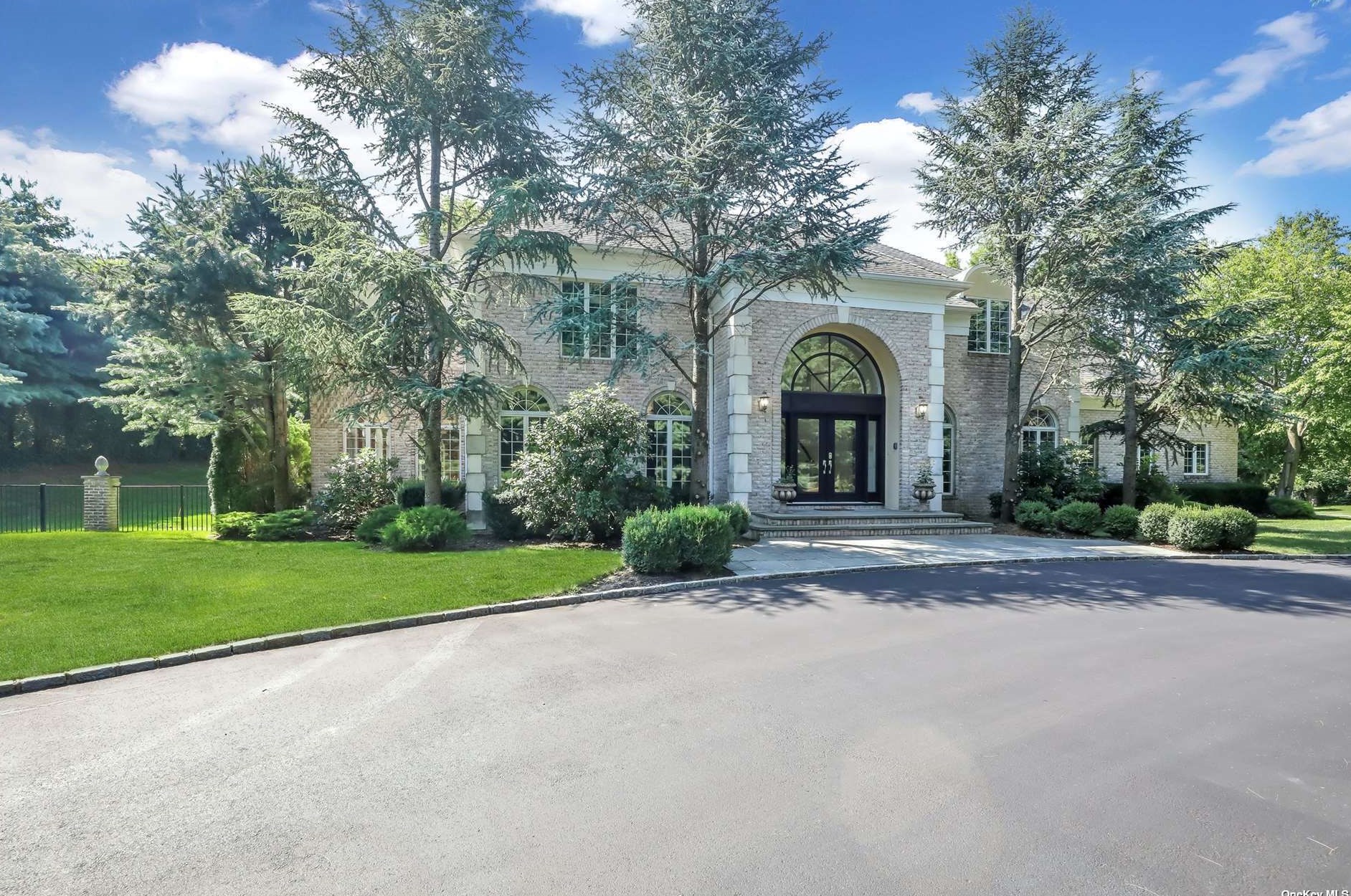 31 Stirrup Dr, Muttontown, NY 11545