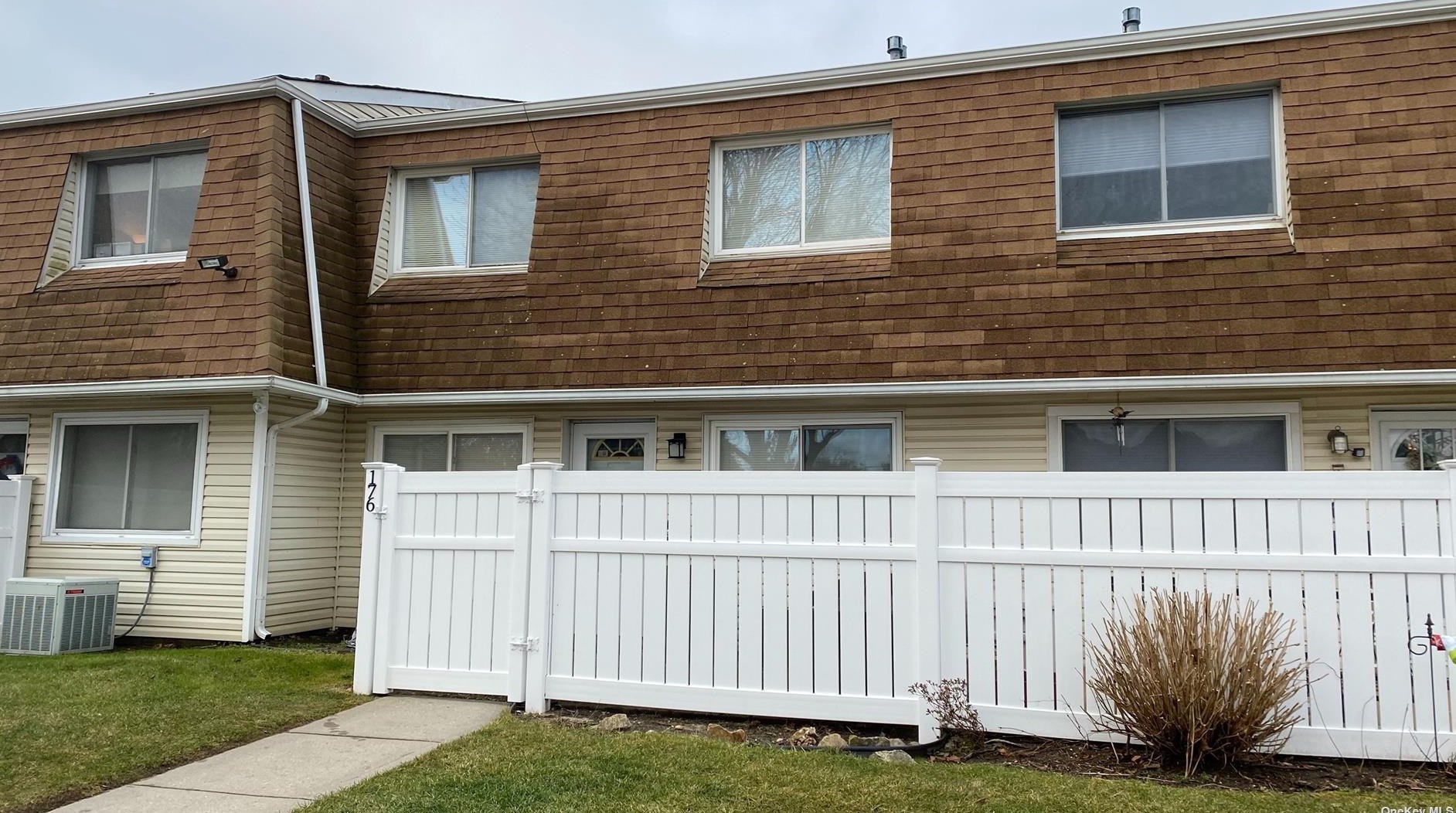 176 Storm Dr #176, Holtsville, NY 11742