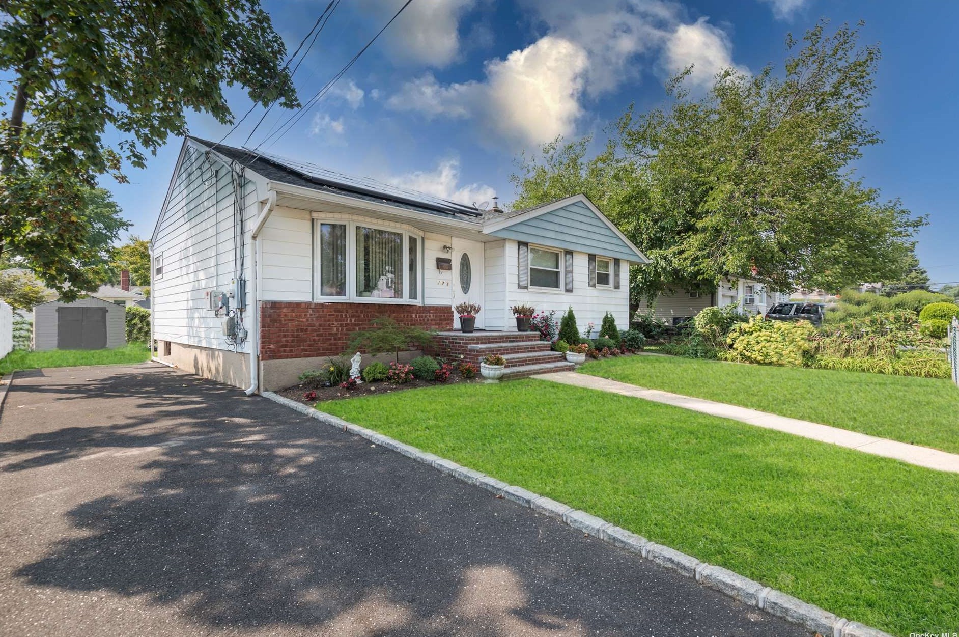 171 Pearl St, Westbury, NY 11590