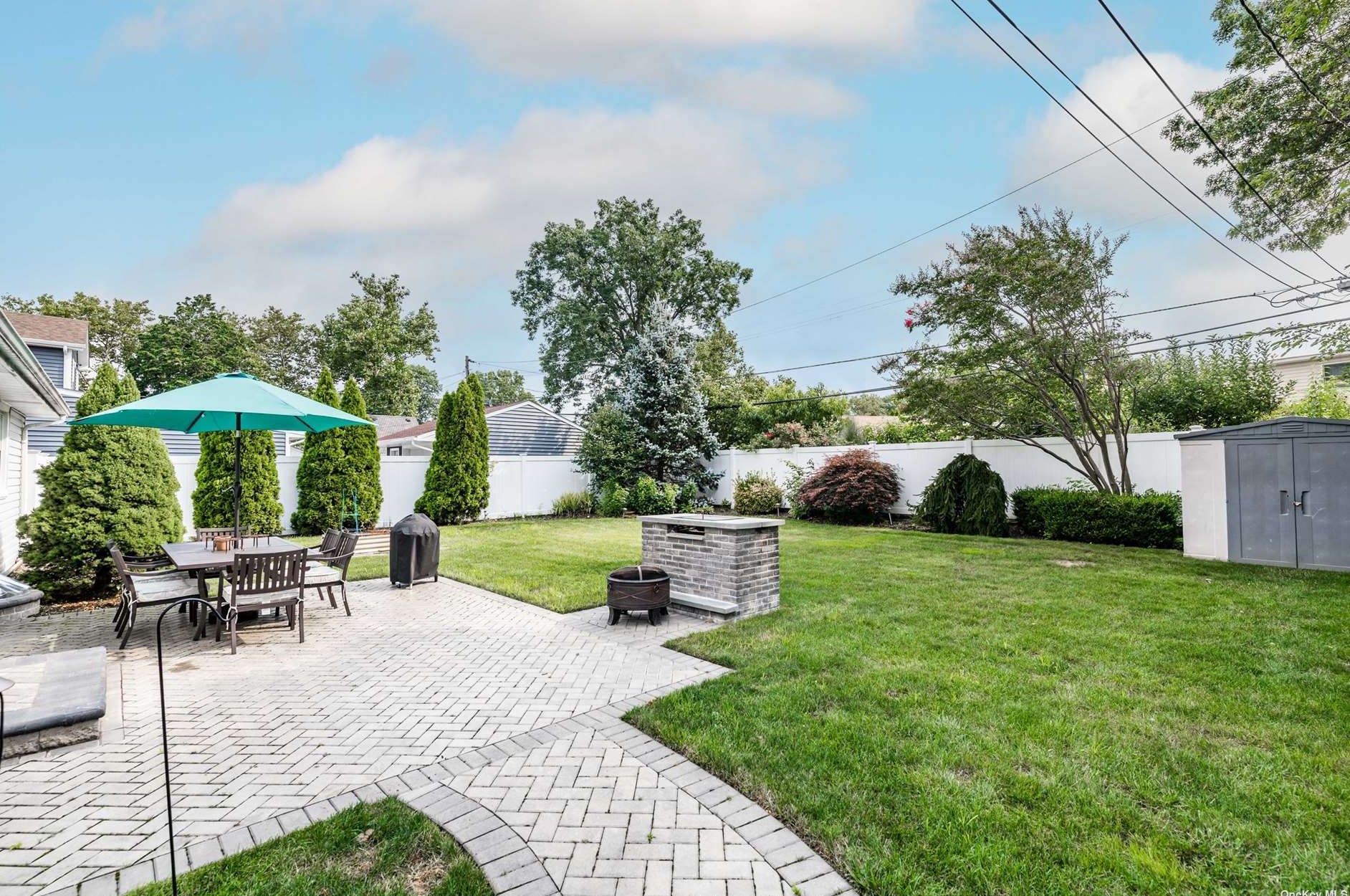 719 Preston Rd, Hempstead, NY 11554-4533