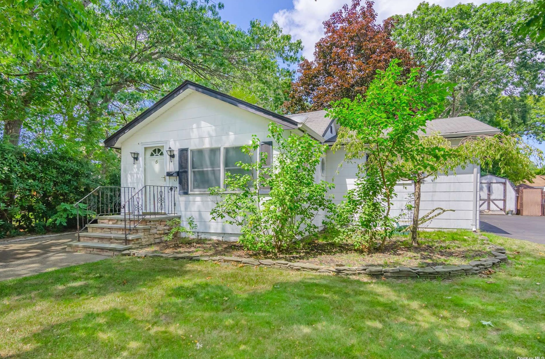 5 Plandome Pl, Selden, NY 11784