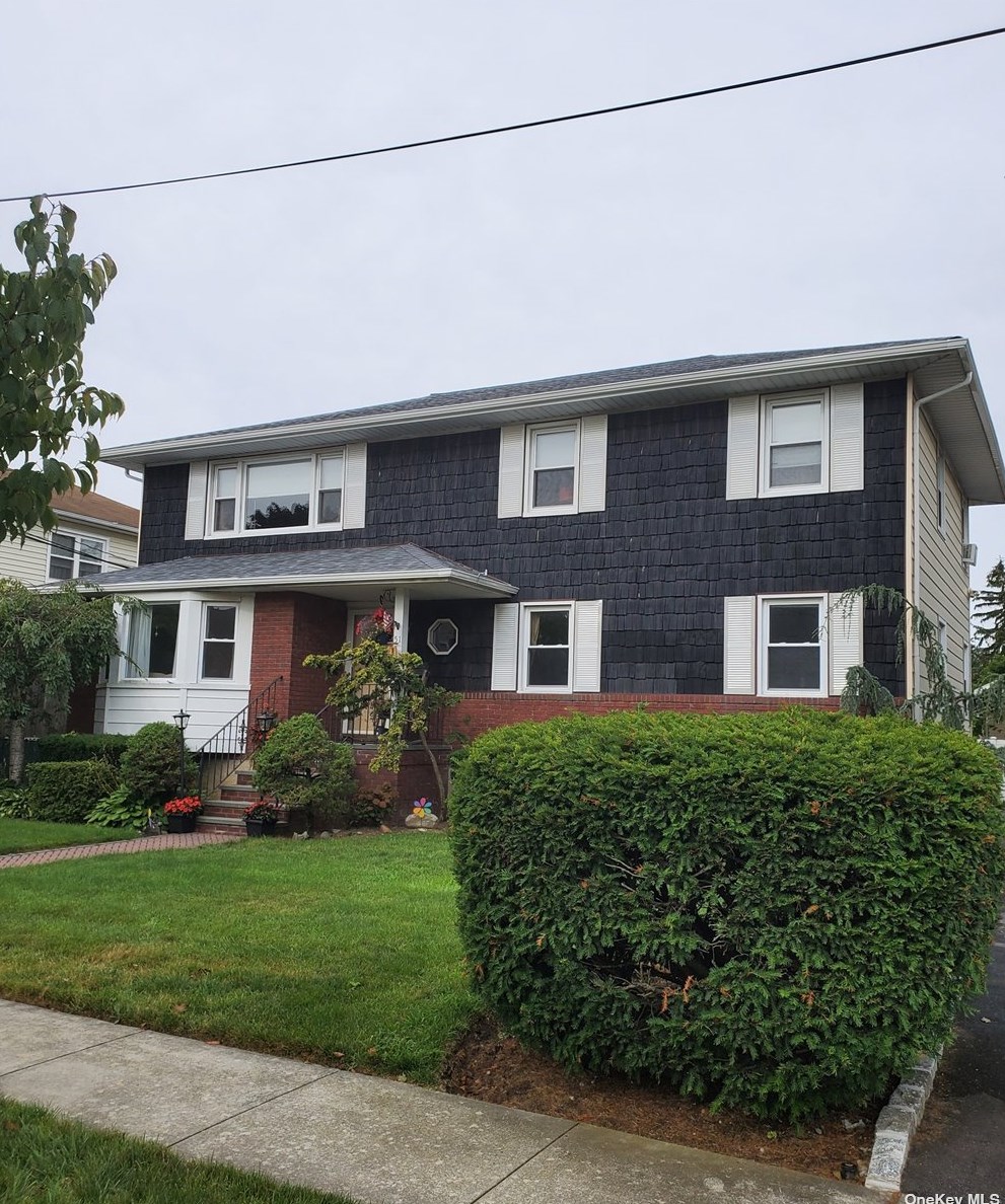 51 Hodson Ave, Lynbrook, NY 11563-1502
