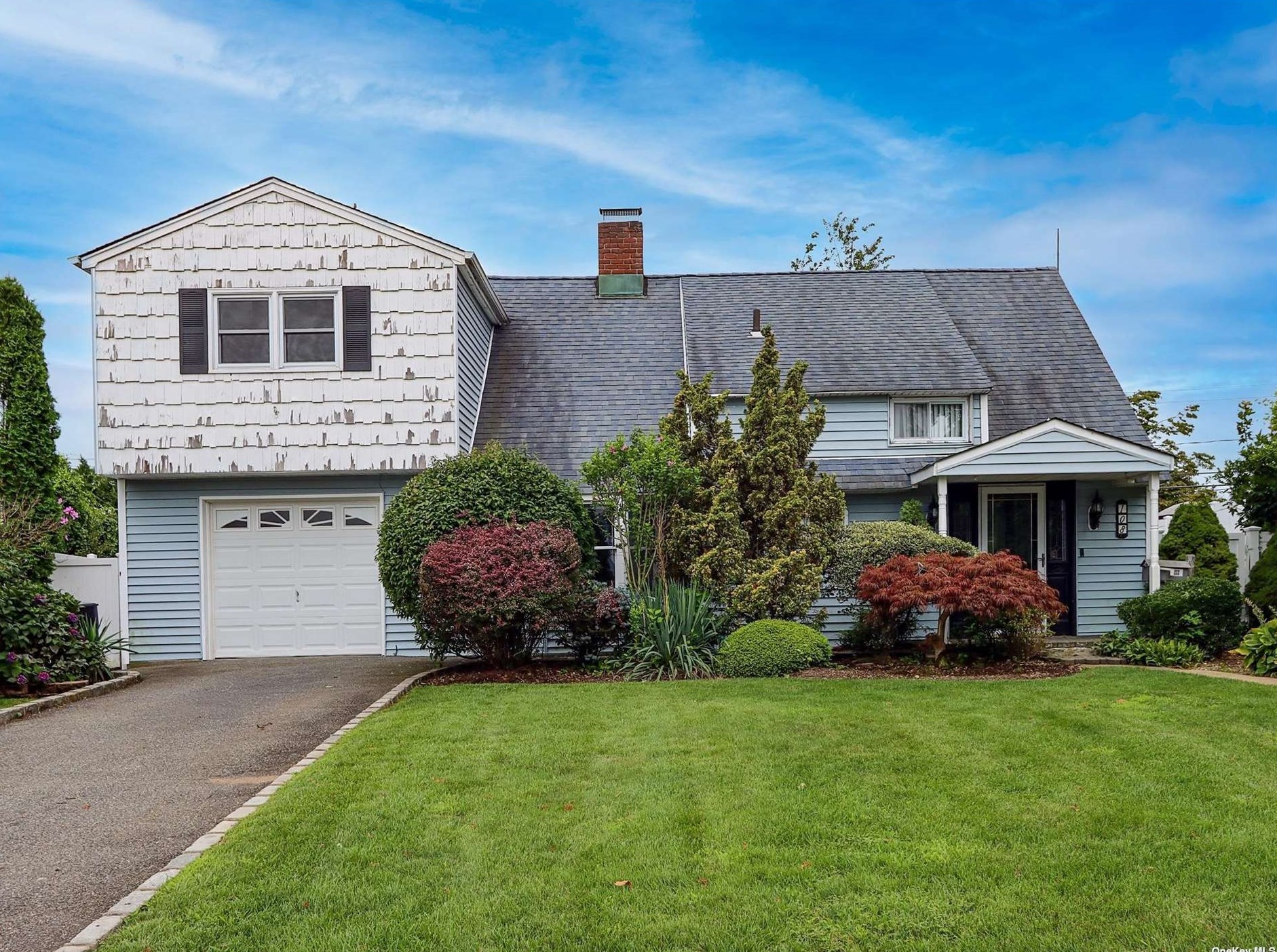 108 Choir Ln, Westbury, NY 11590