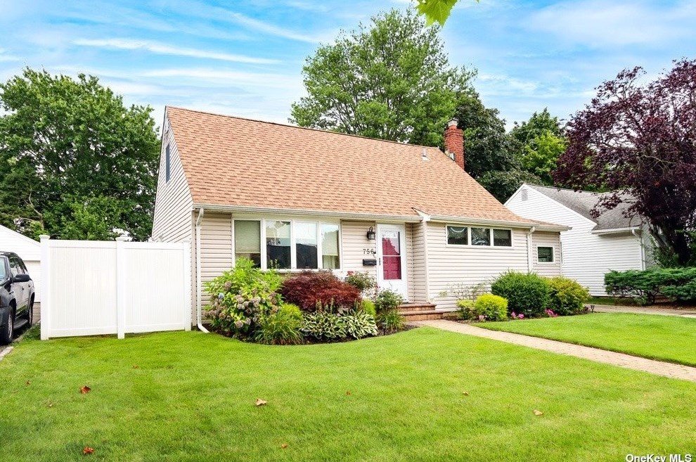756 Preston Rd, Hempstead, NY 11554-4529