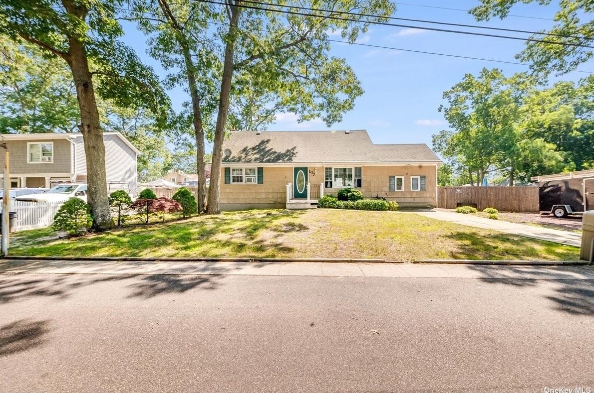 107 Sherman St, Canaan Lake, NY 11772-1658