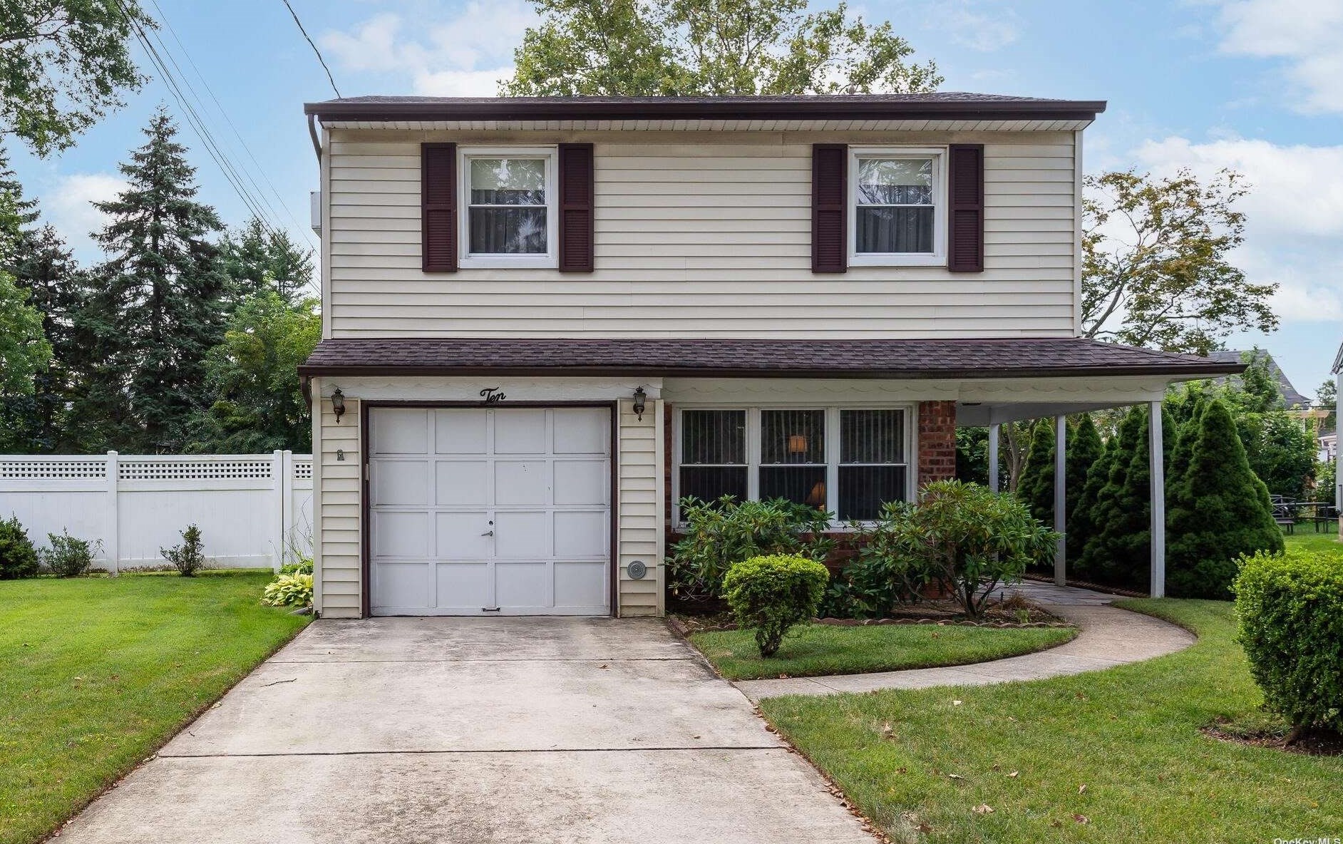 10 Whitehall Ln, New Hyde Park, NY 11040