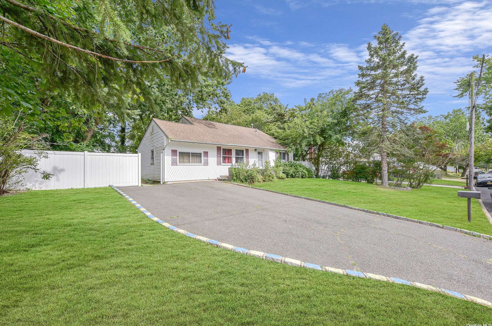 34 Huron St, Prt Jefferson Station, NY 11776-4313
