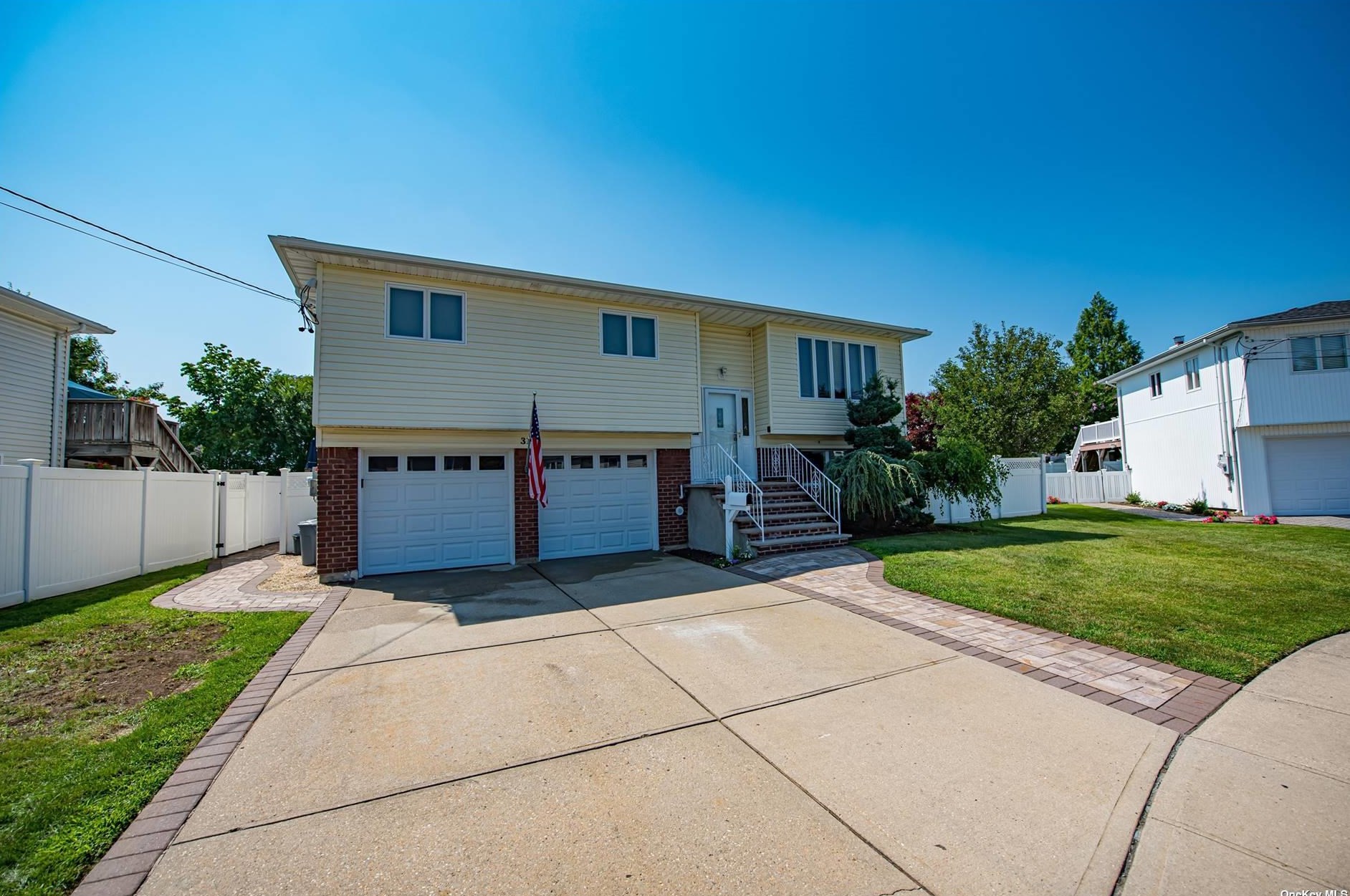 31 W Lynn Pl, Bethpage, NY 11714