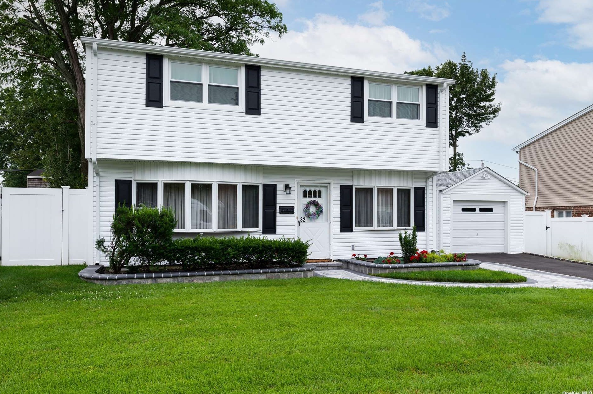 32 8th St, Carle Place, NY 11514-1330