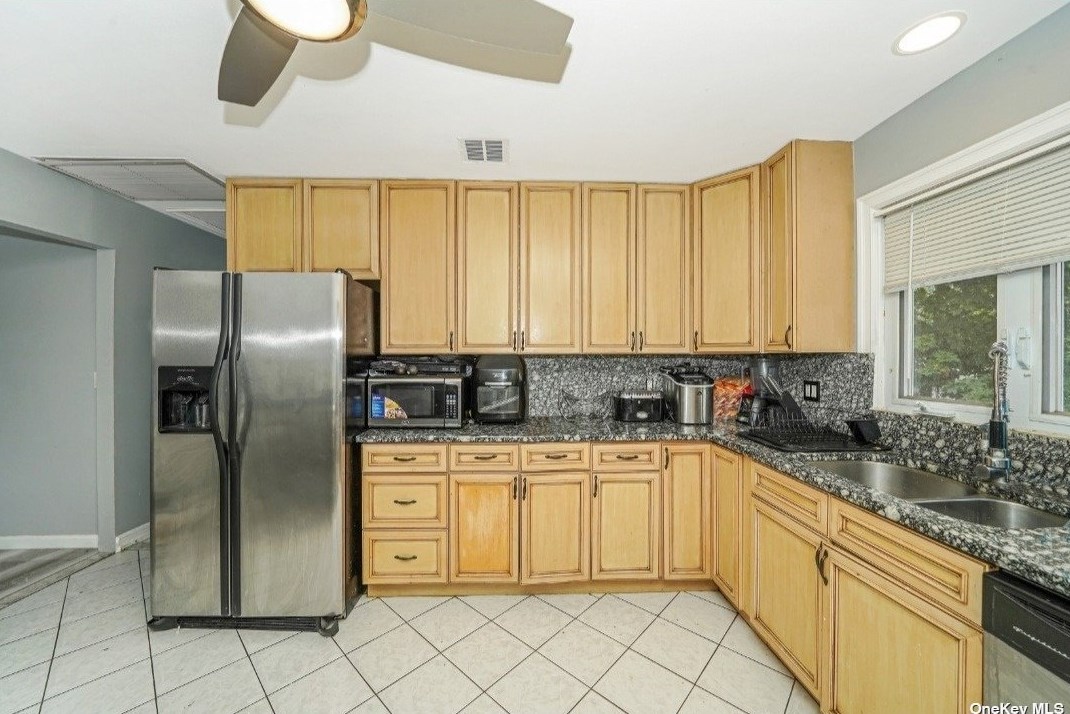 80 Maplewood St, Hempstead, NY 11552-2005