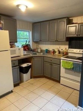18 West Ln, Gordon Heights, NY 11763-1109