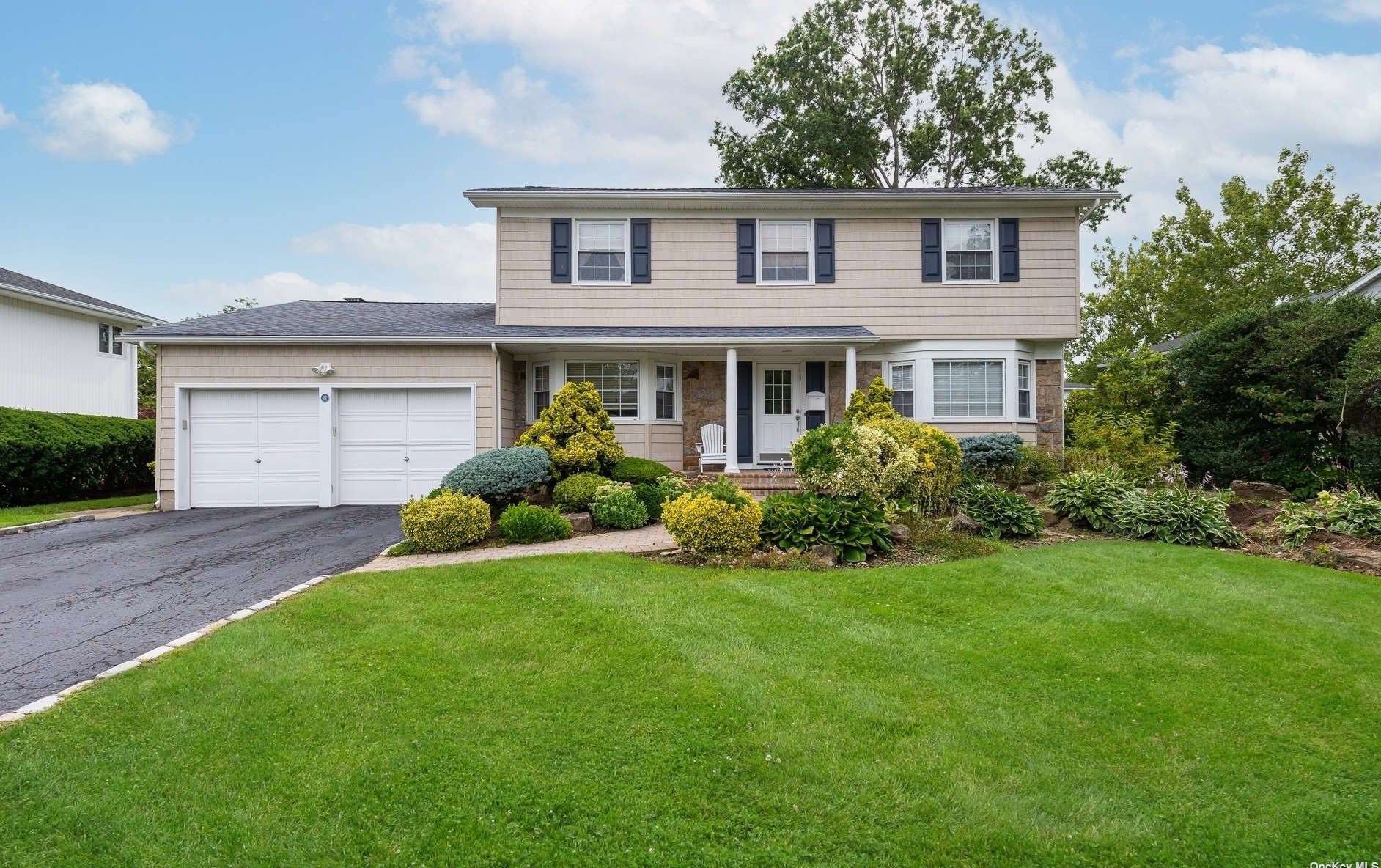 16 Niagara Dr, Muttontown, NY 11753