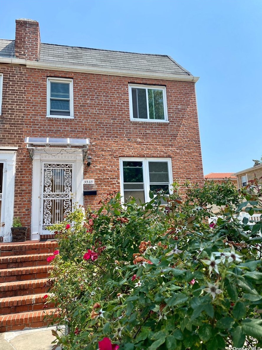 53-45 194th St, Flushing, NY 11365-4012