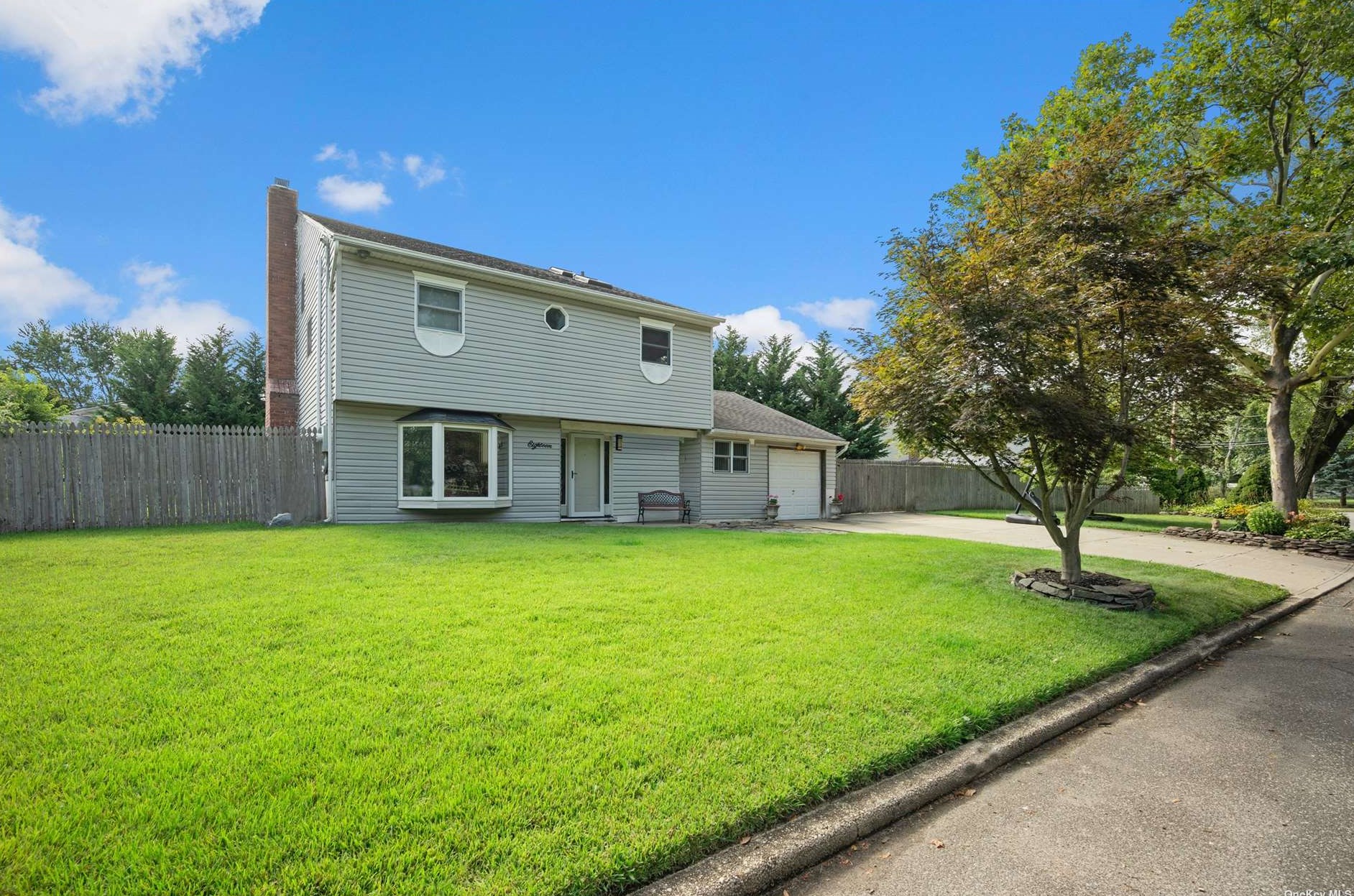 18 Talcott Dr, Elwood, NY 11731
