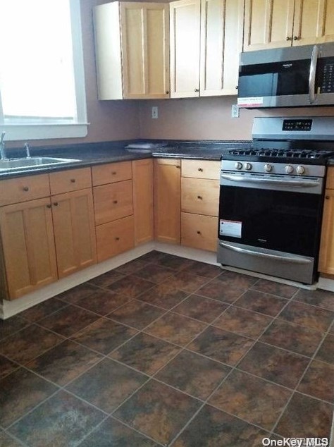 64 Smith St, Rockville Centre, NY 11570
