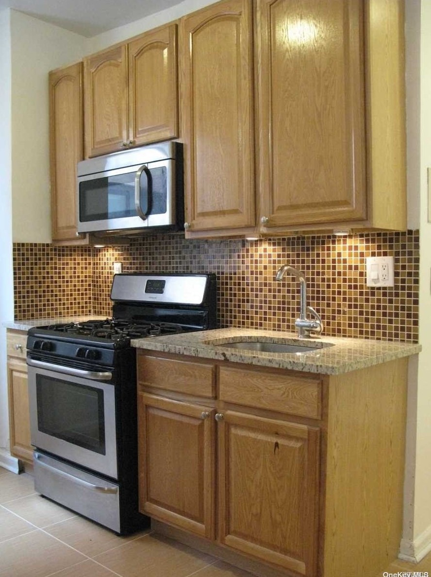 21-07 38th St #2r, Long Island City, NY 11105