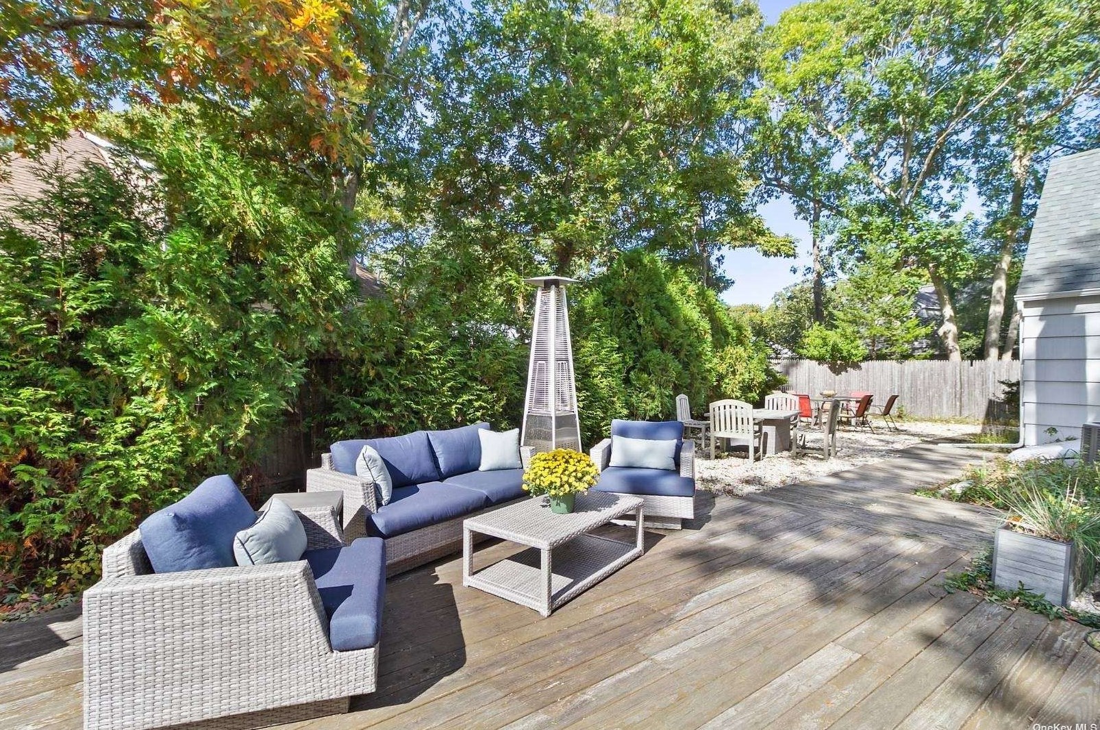 21 Elm St, Pine Neck, NY 11963
